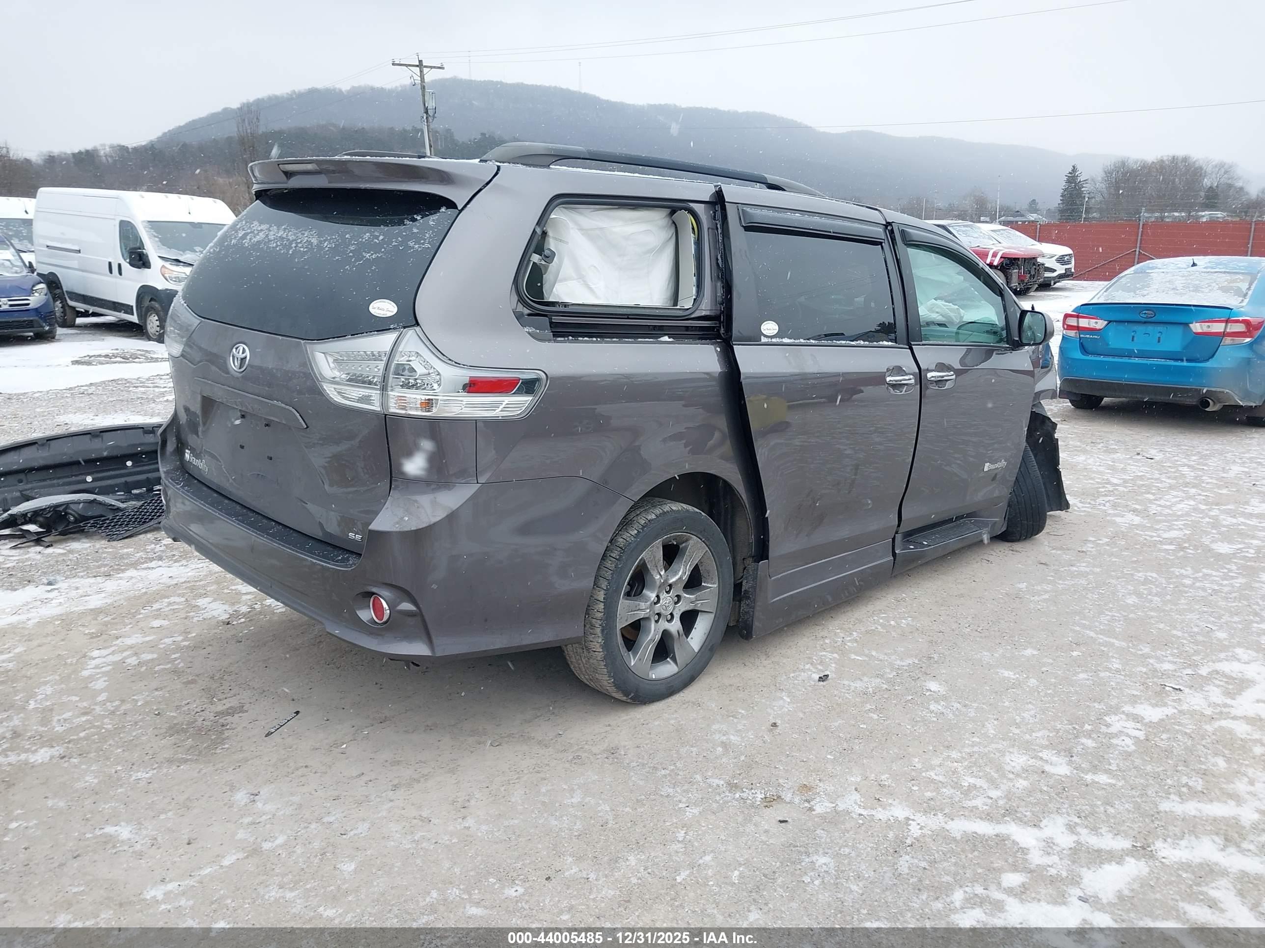 TOYOTA SIENNA image 4