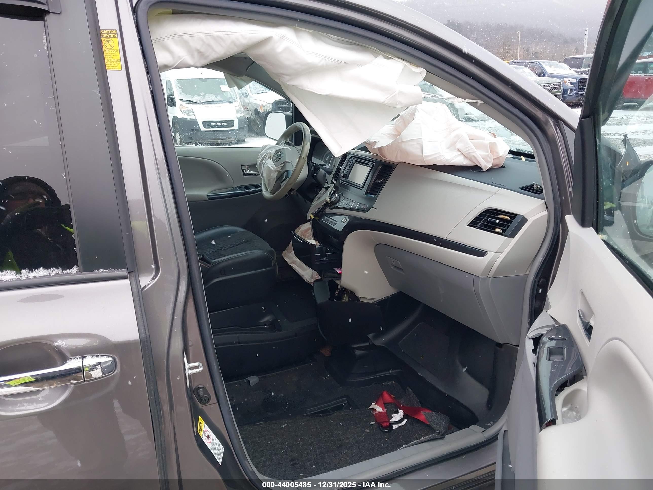 TOYOTA SIENNA image 5