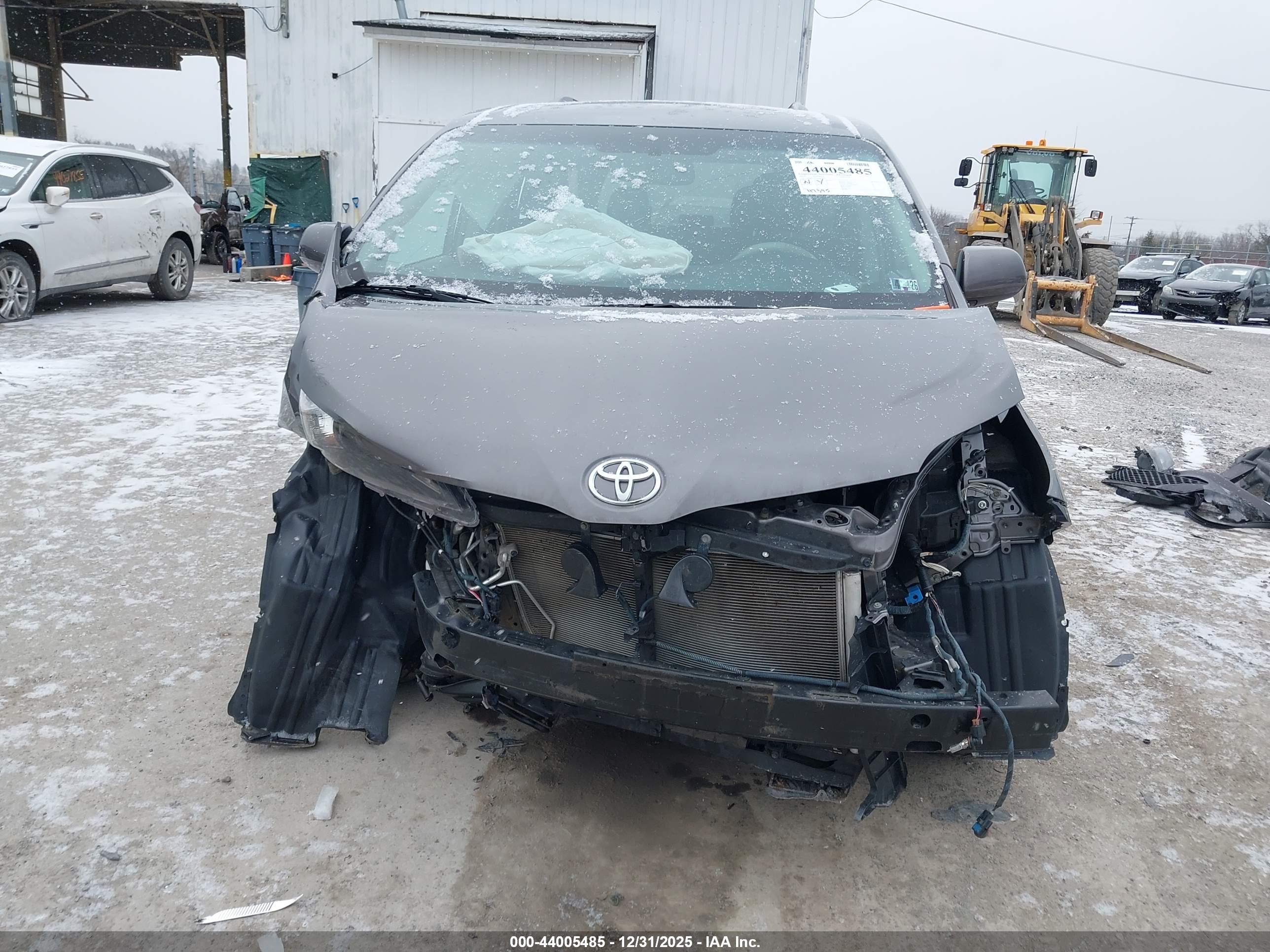 TOYOTA SIENNA image 6