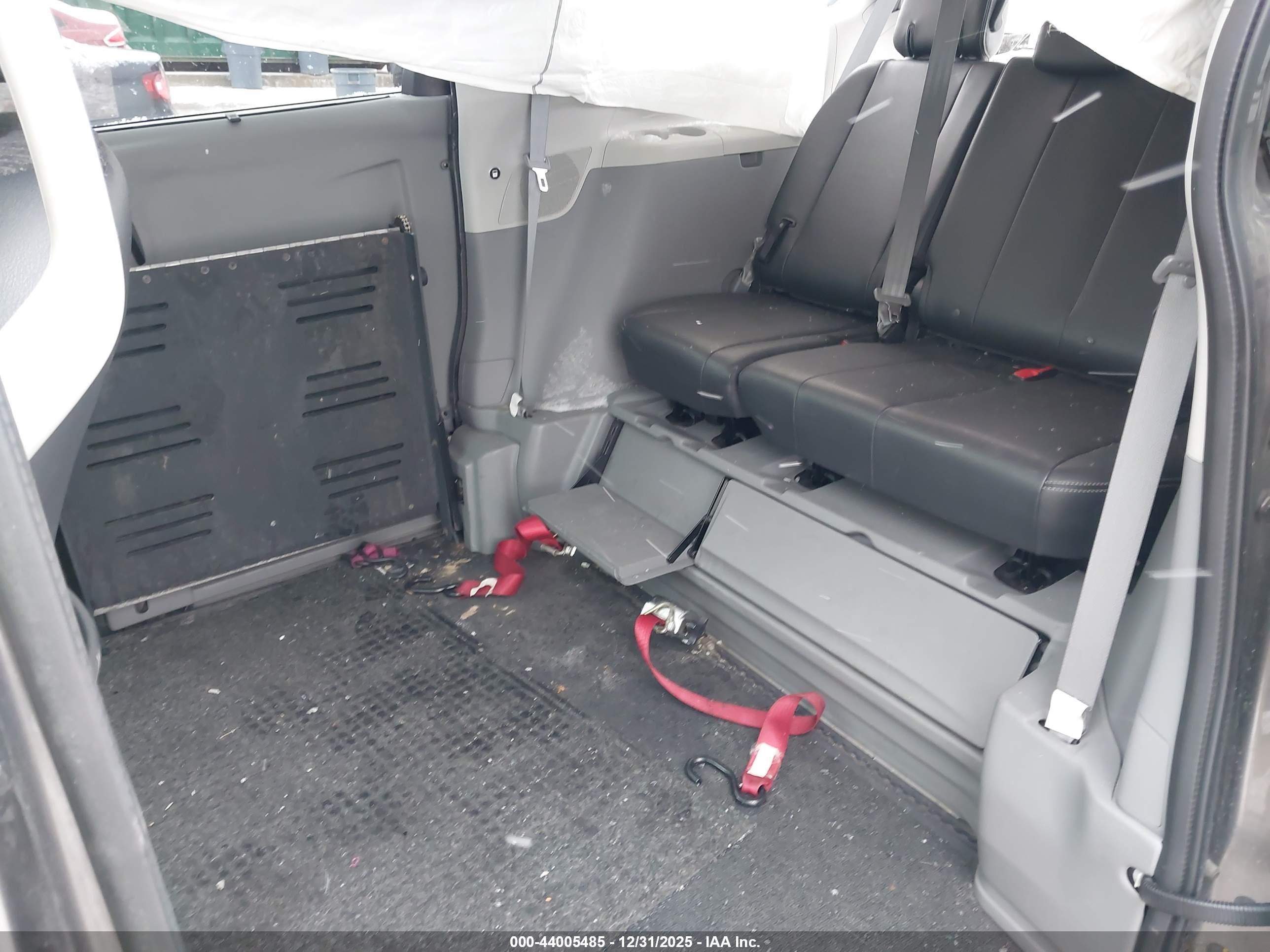 TOYOTA SIENNA image 8