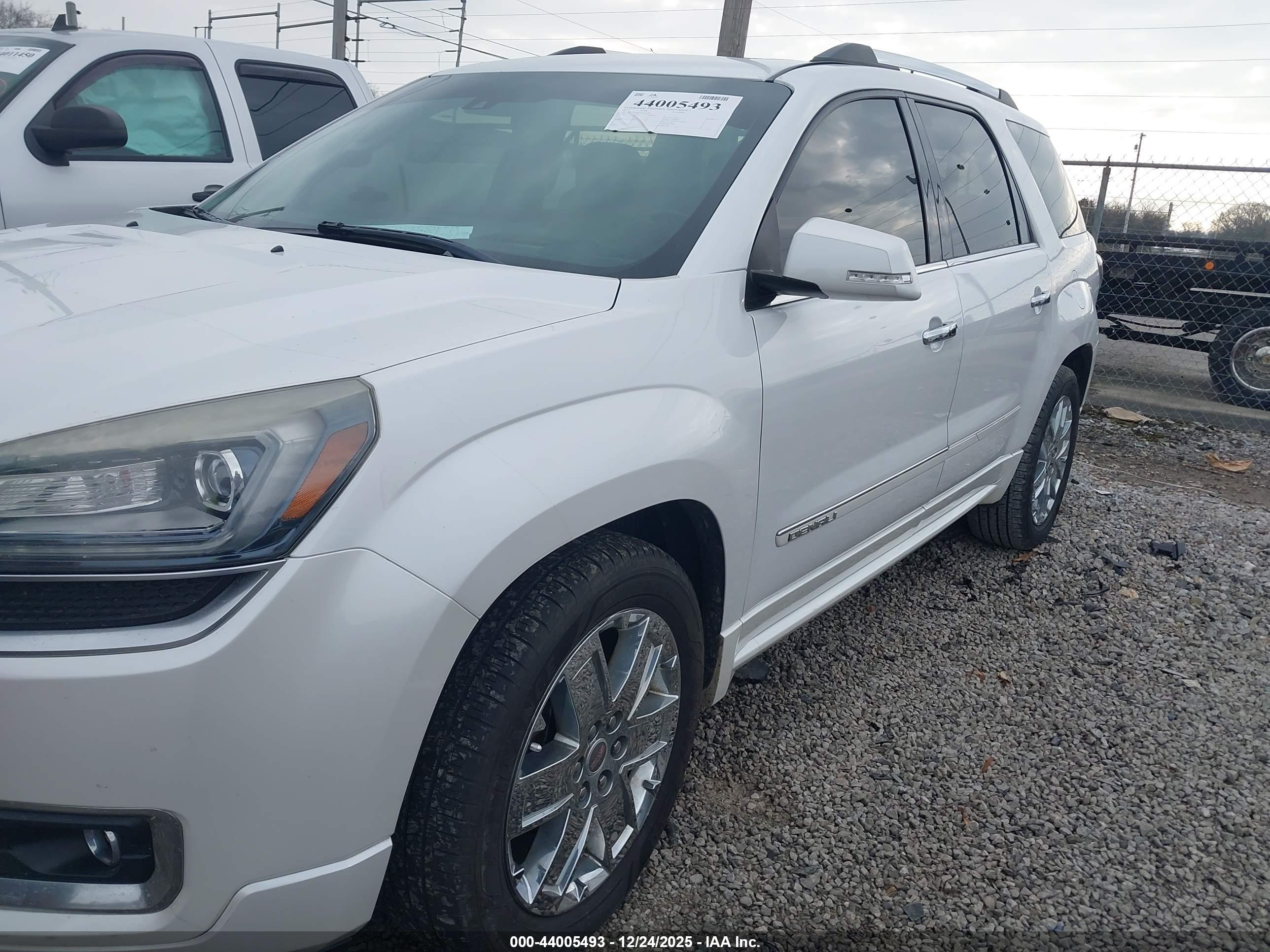GMC ACADIA image 2