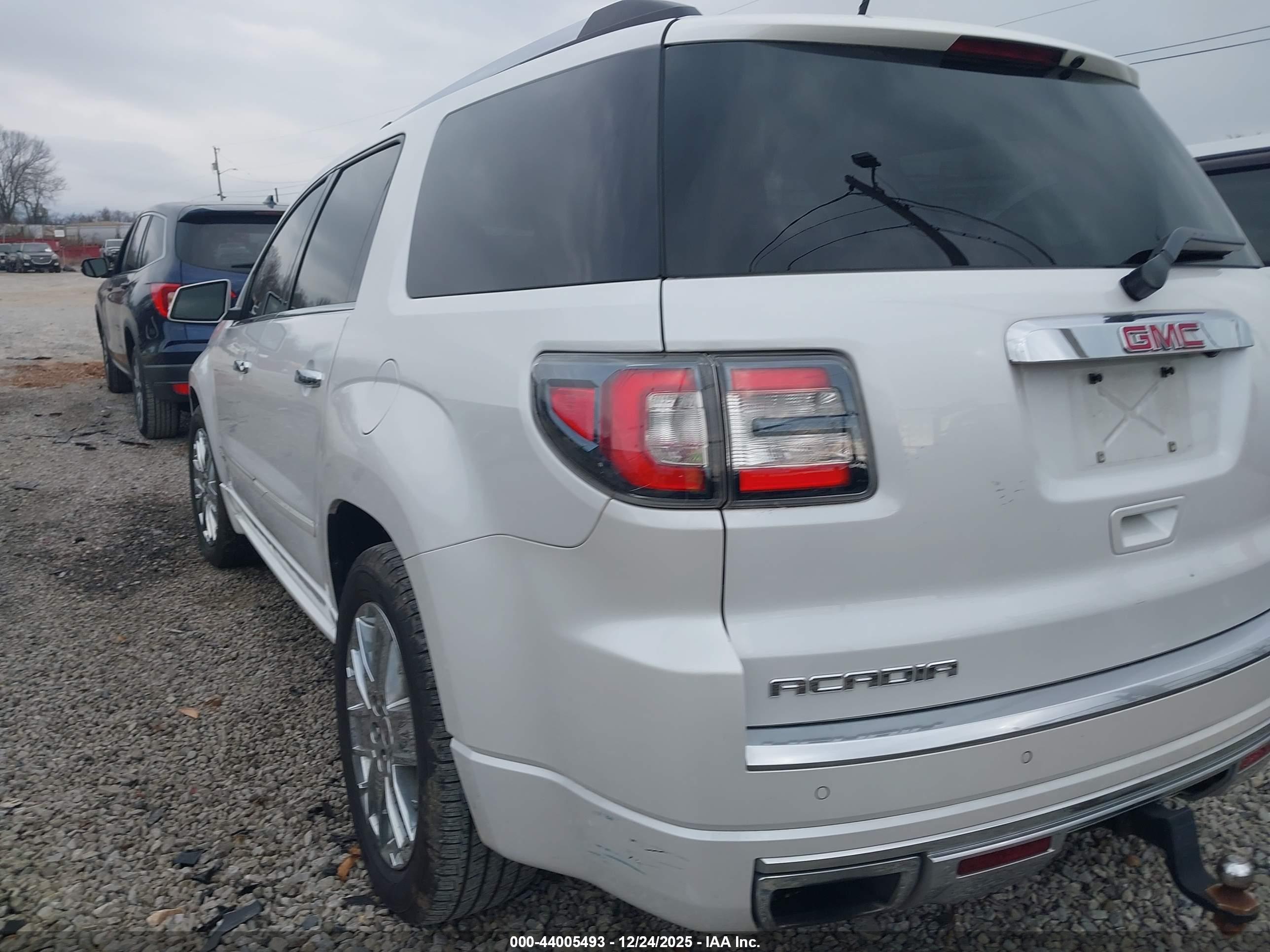 GMC ACADIA image 3