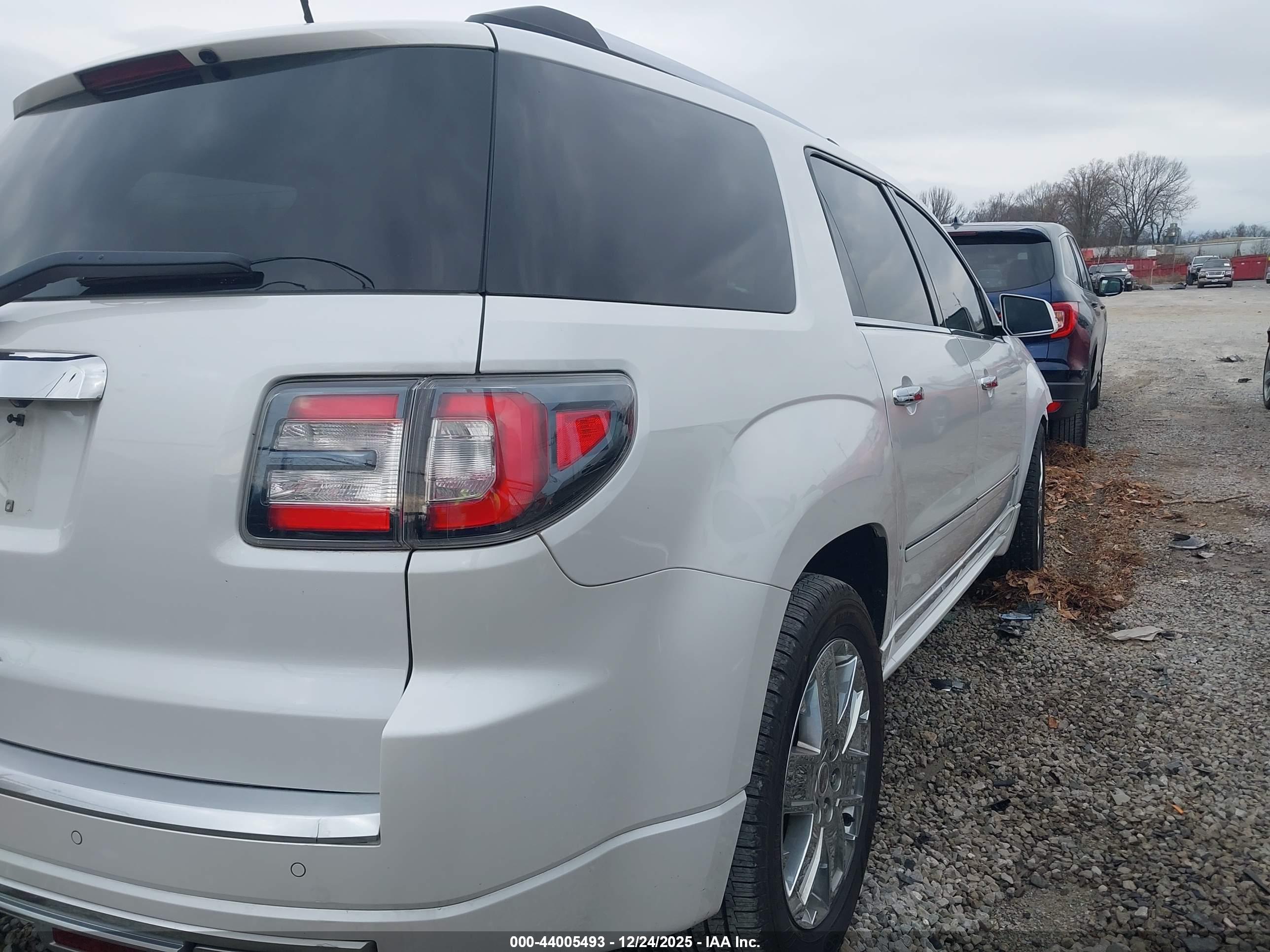 GMC ACADIA image 4