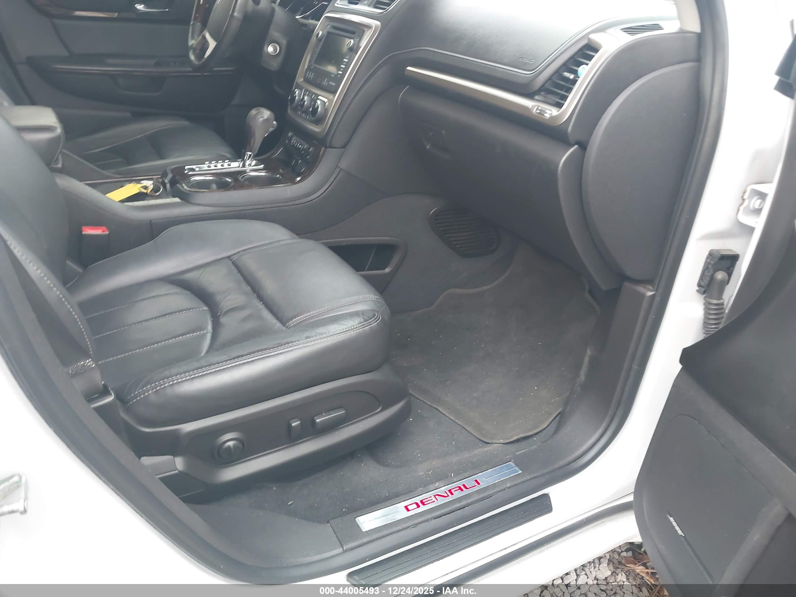 GMC ACADIA image 5