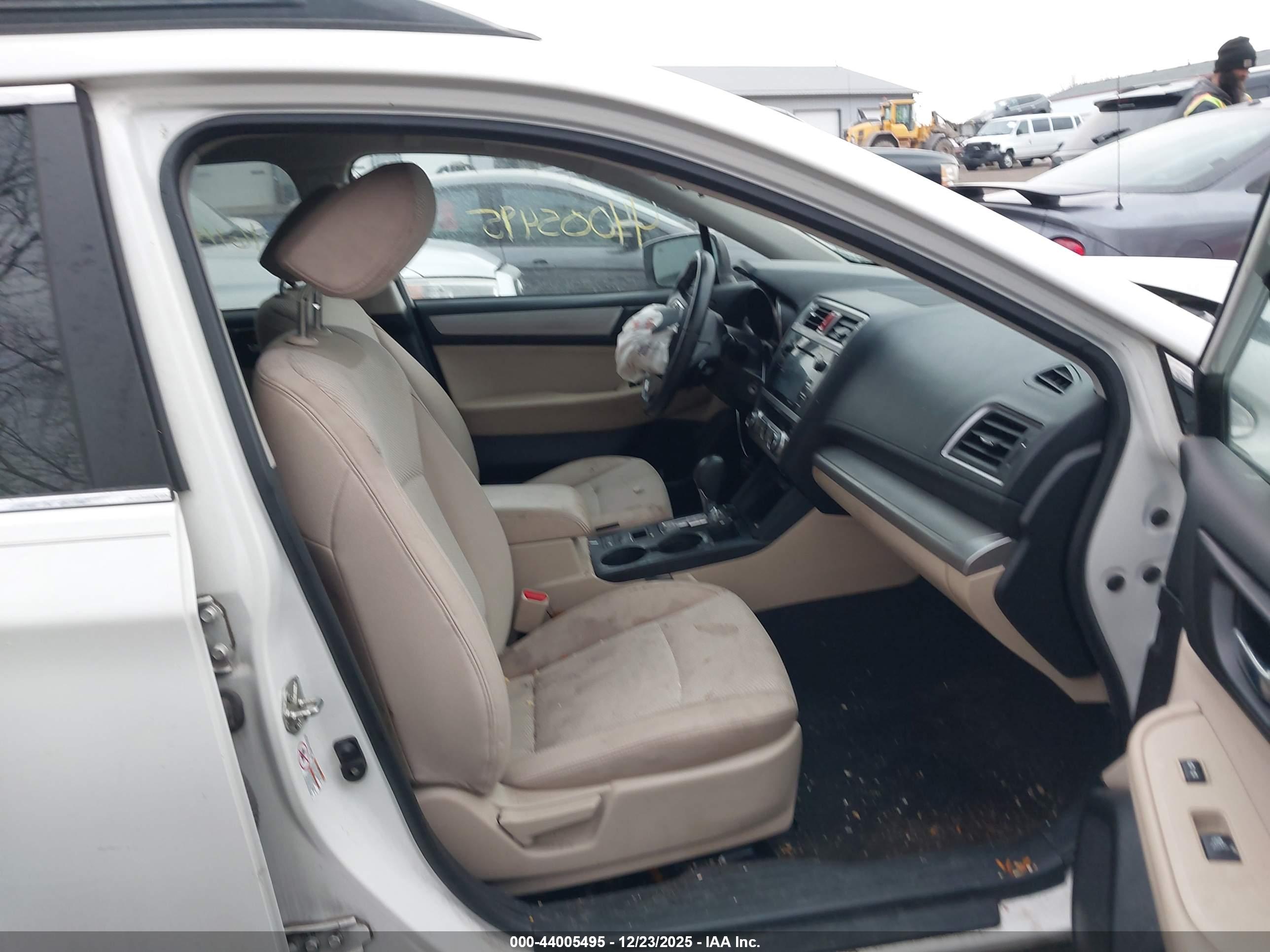 SUBARU OUTBACK image 5
