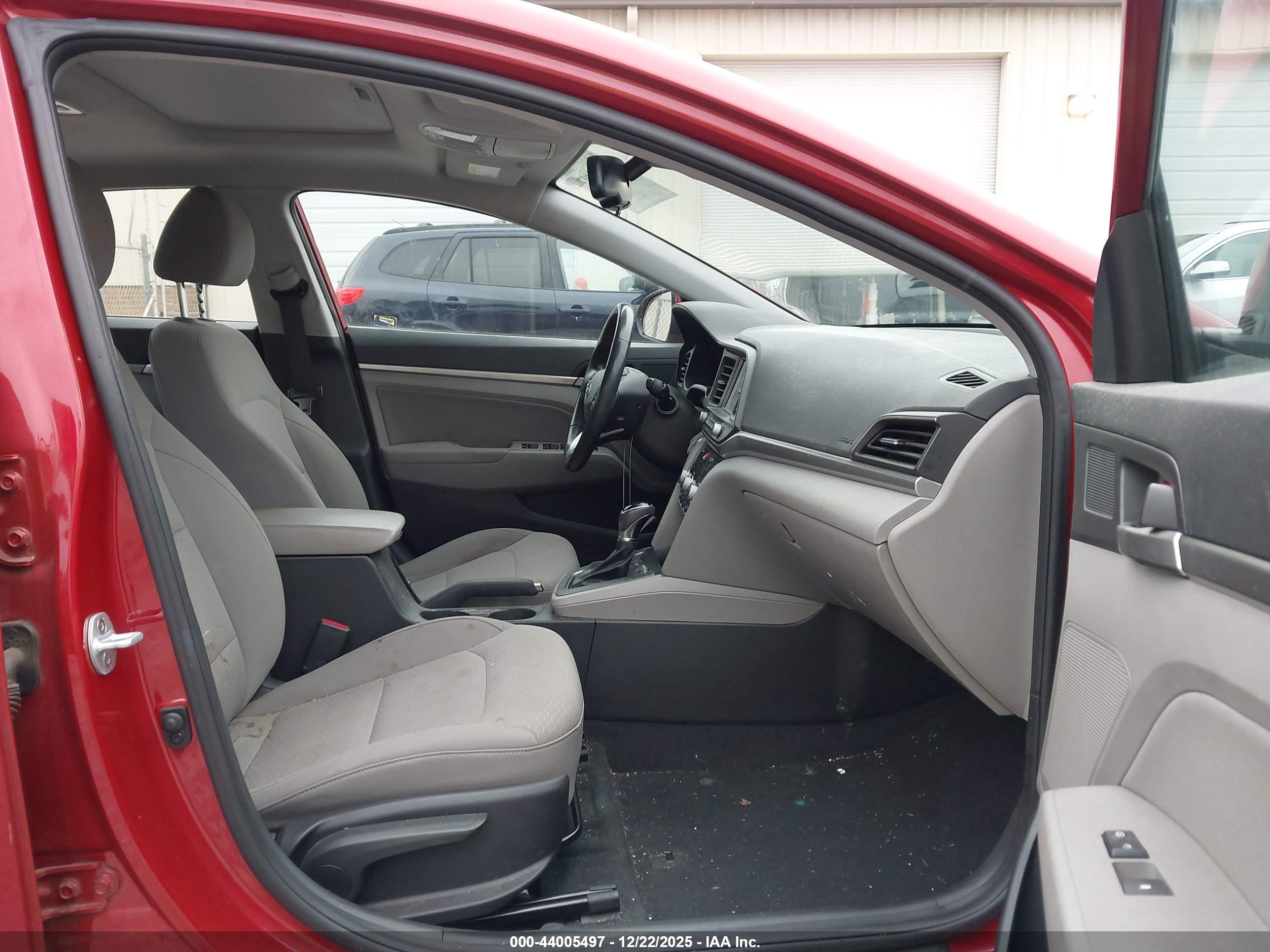 HYUNDAI ELANTRA image 5