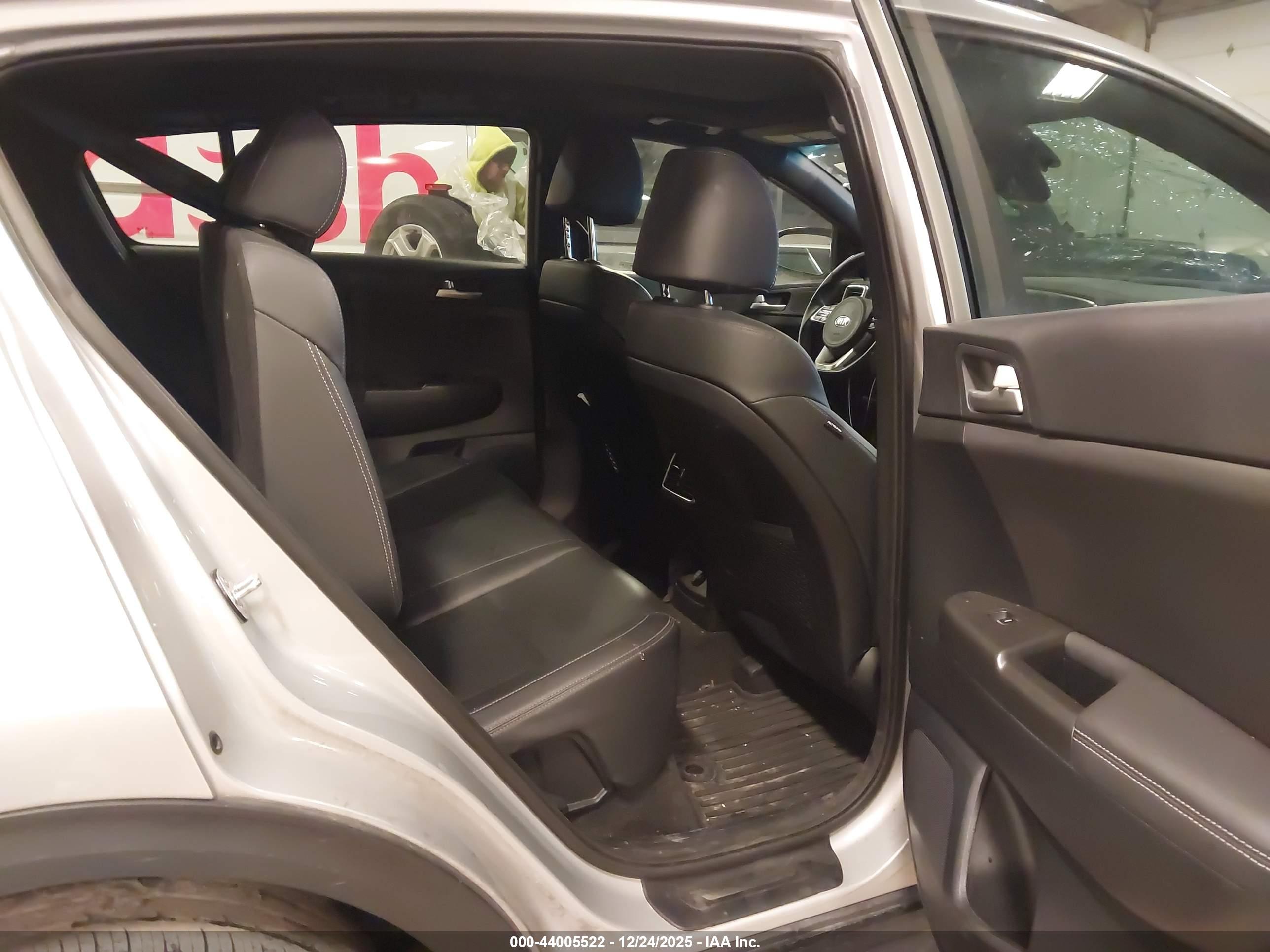 KIA SPORTAGE image 8