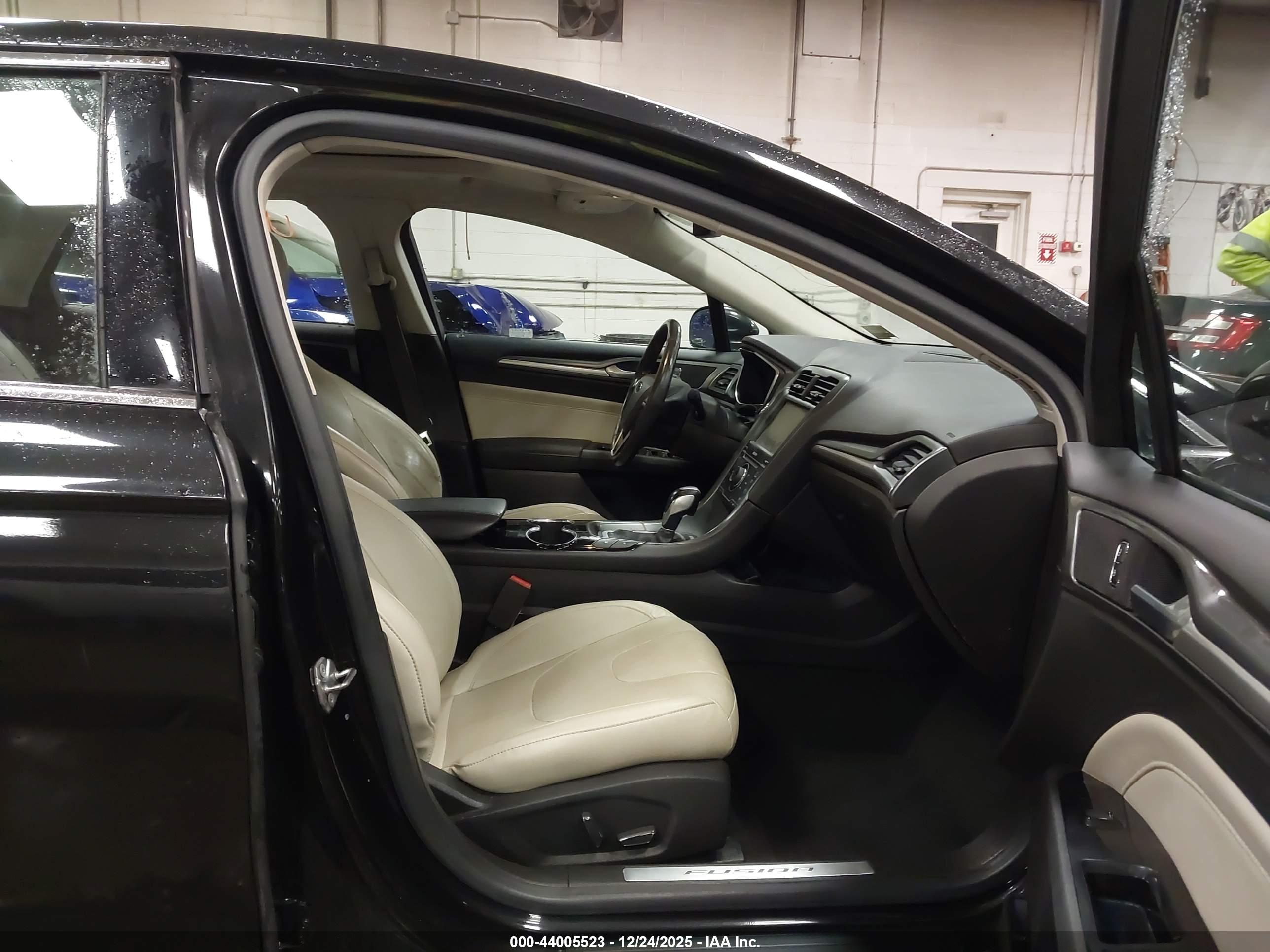 FORD FUSION image 5