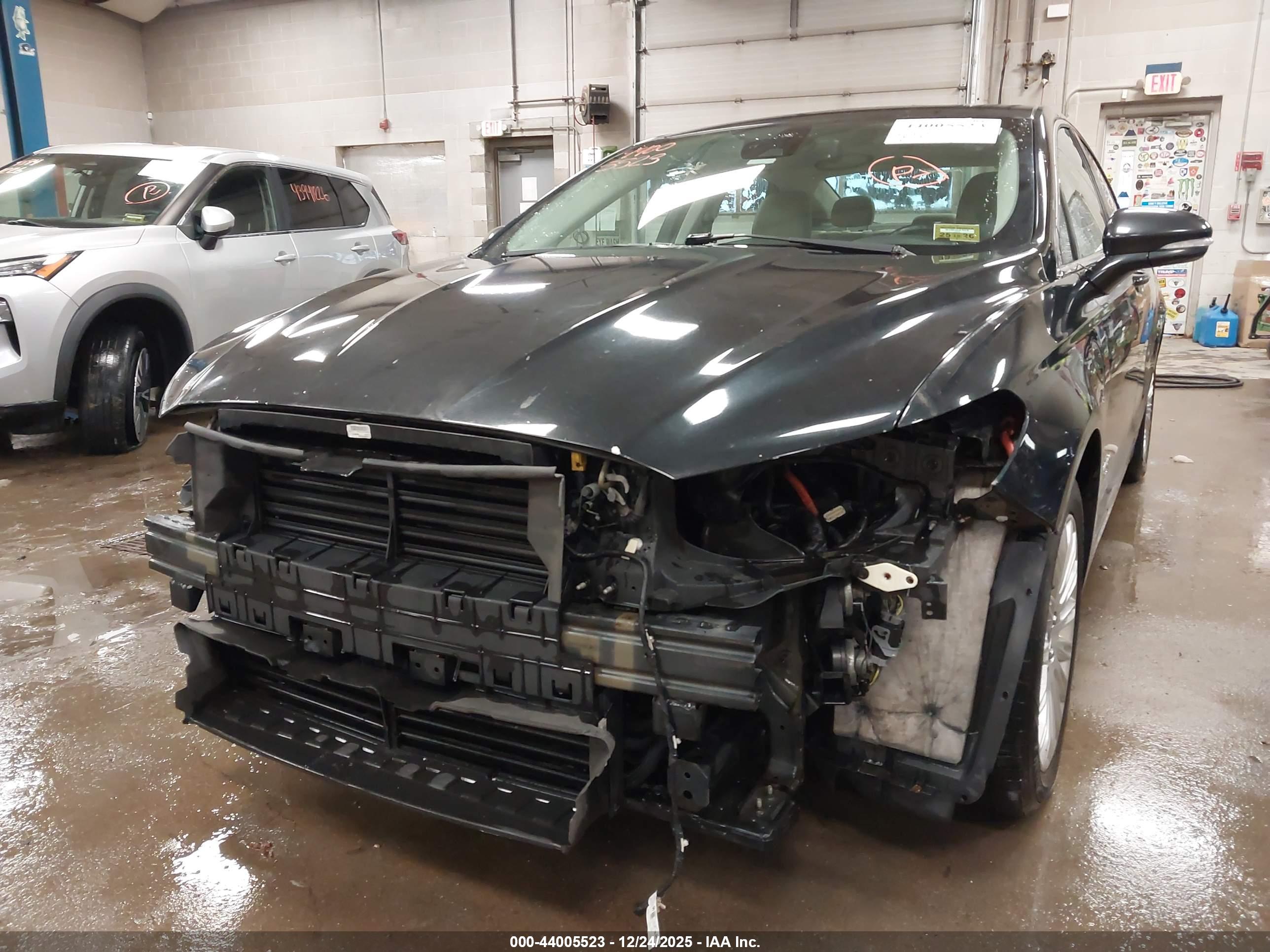 FORD FUSION image 6