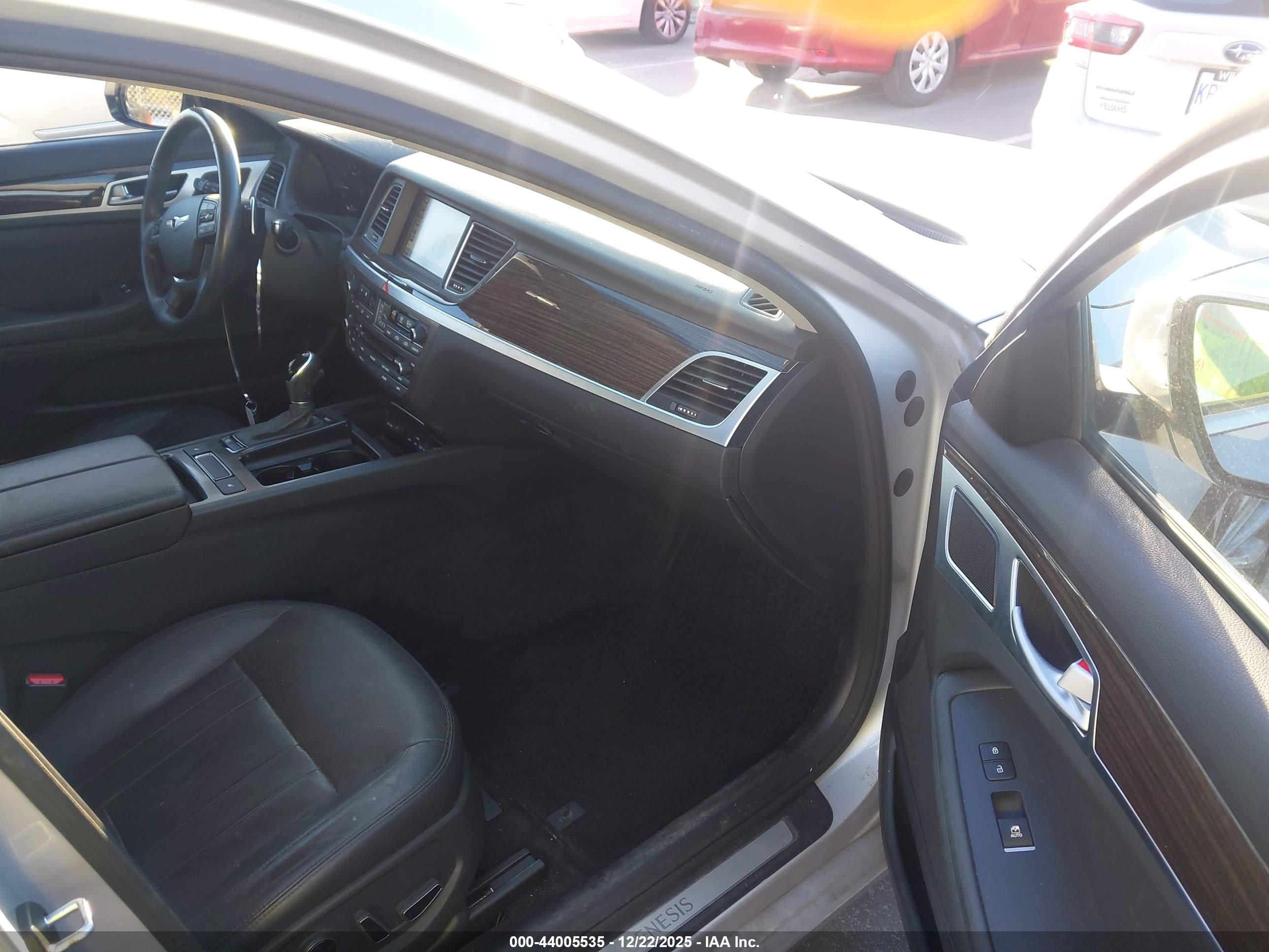 HYUNDAI GENESIS image 5