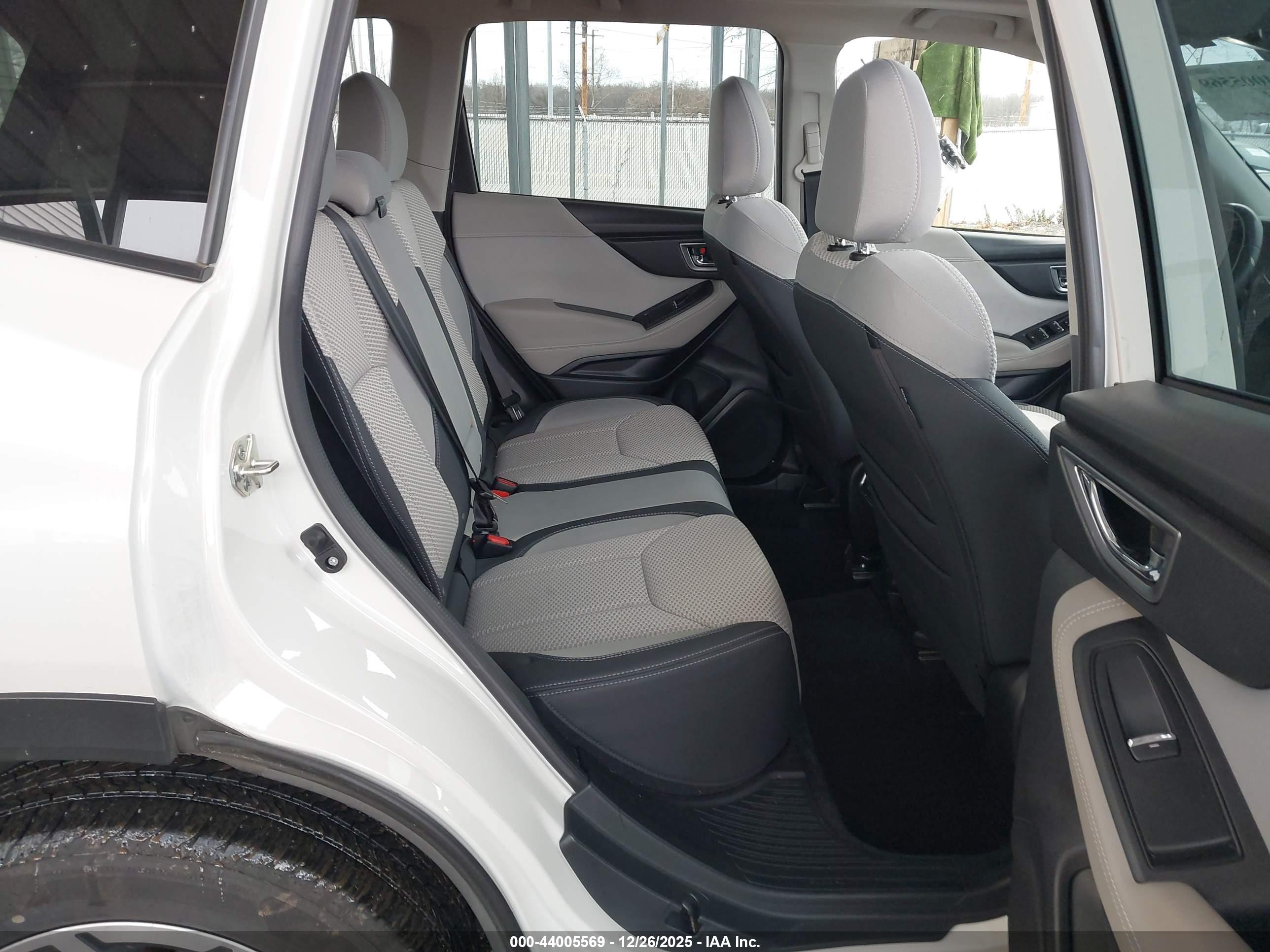 SUBARU FORESTER image 8