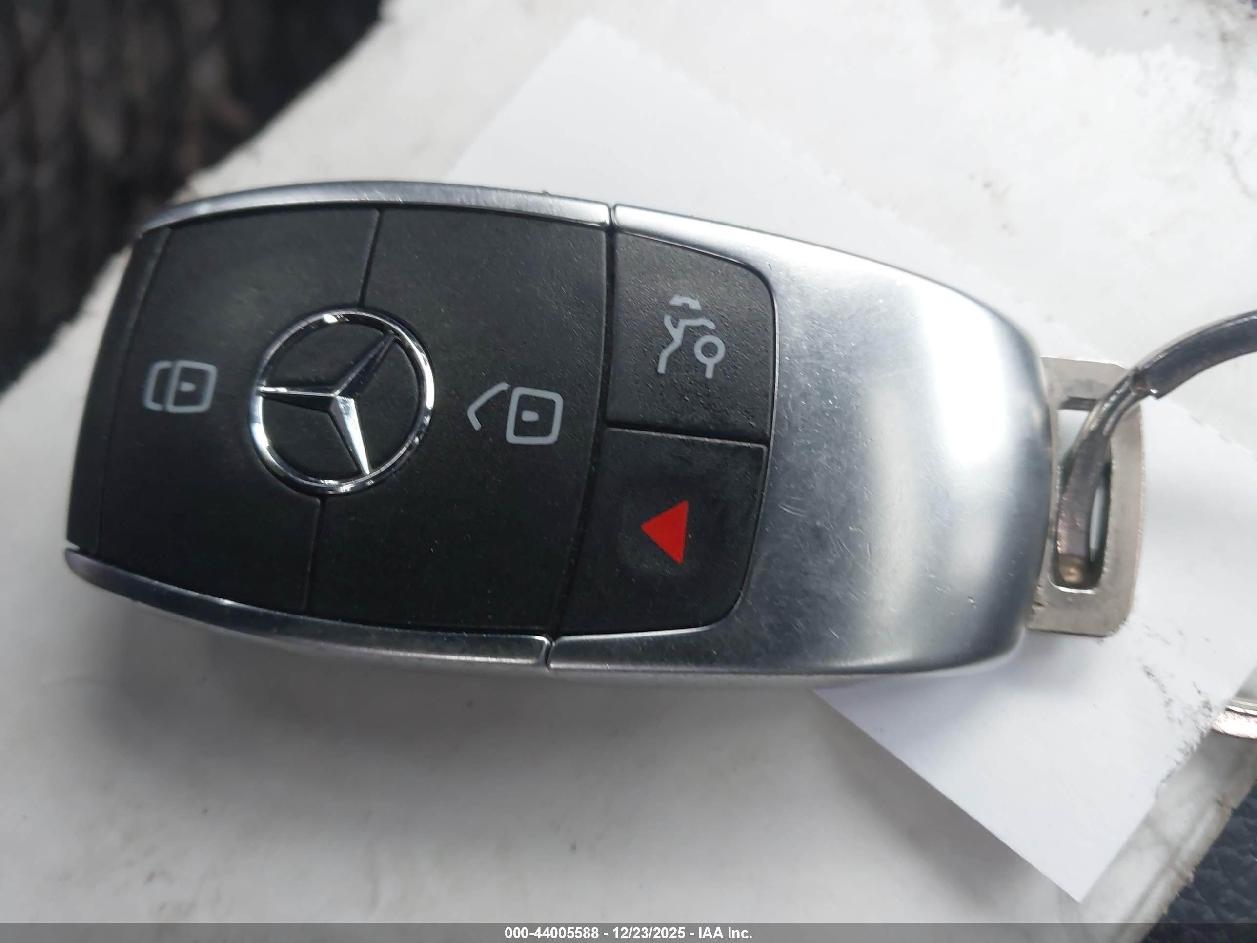 MERCEDES-BENZ GLB image 11