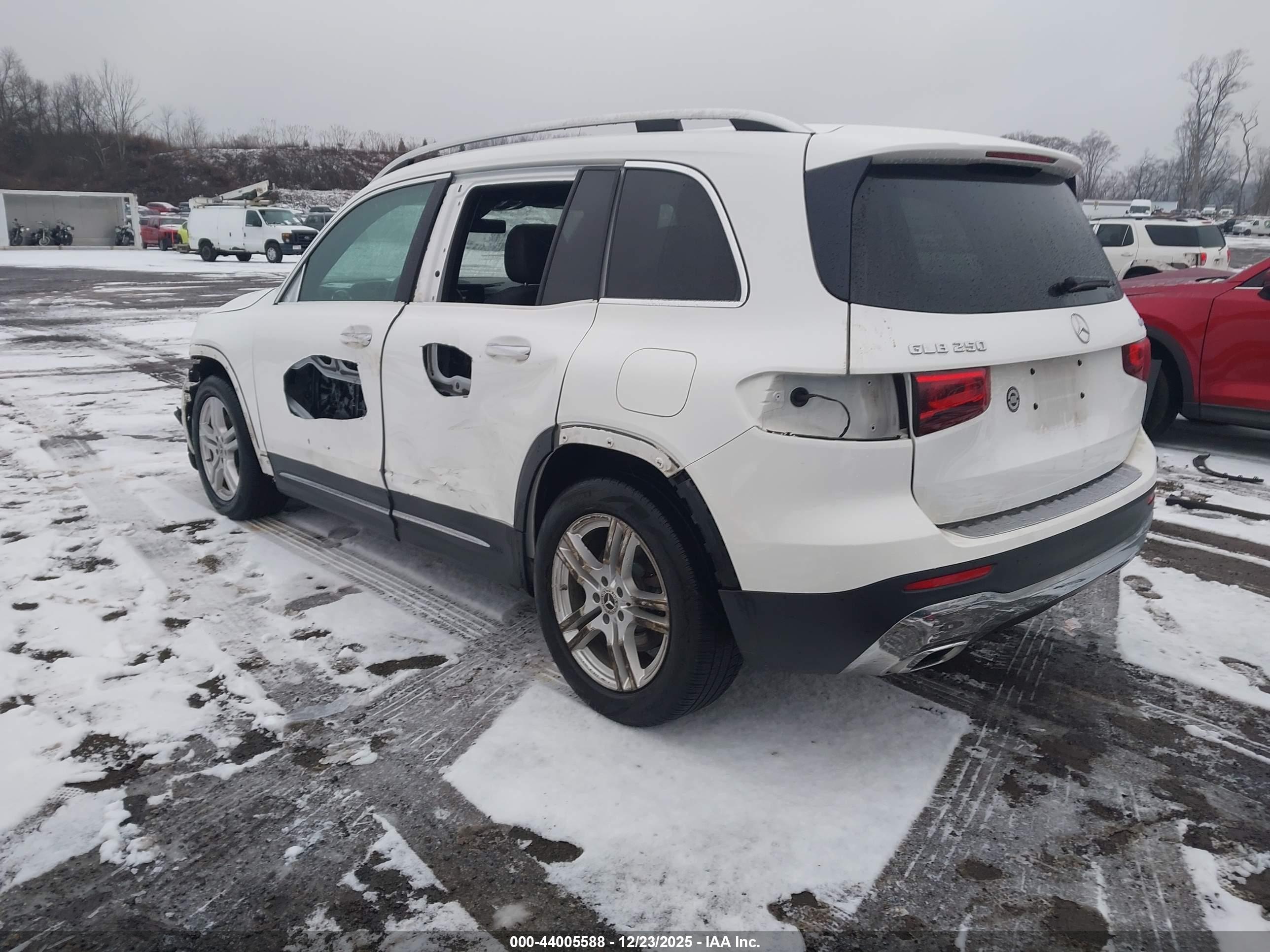 MERCEDES-BENZ GLB image 3