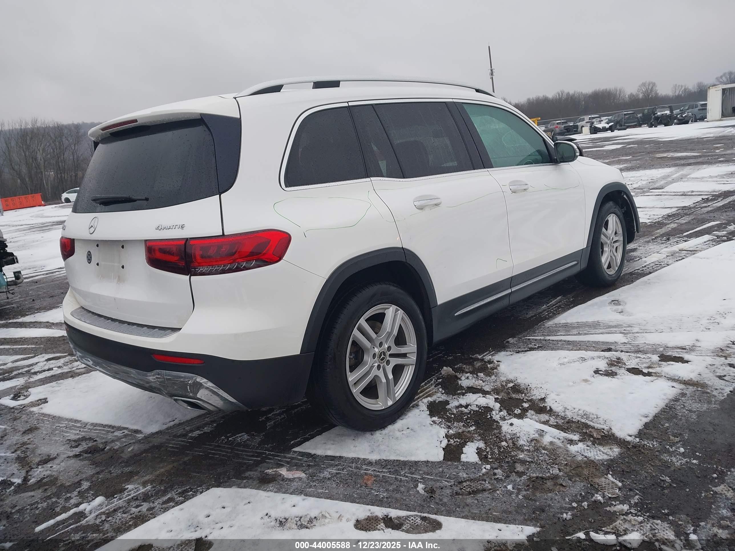 MERCEDES-BENZ GLB image 4