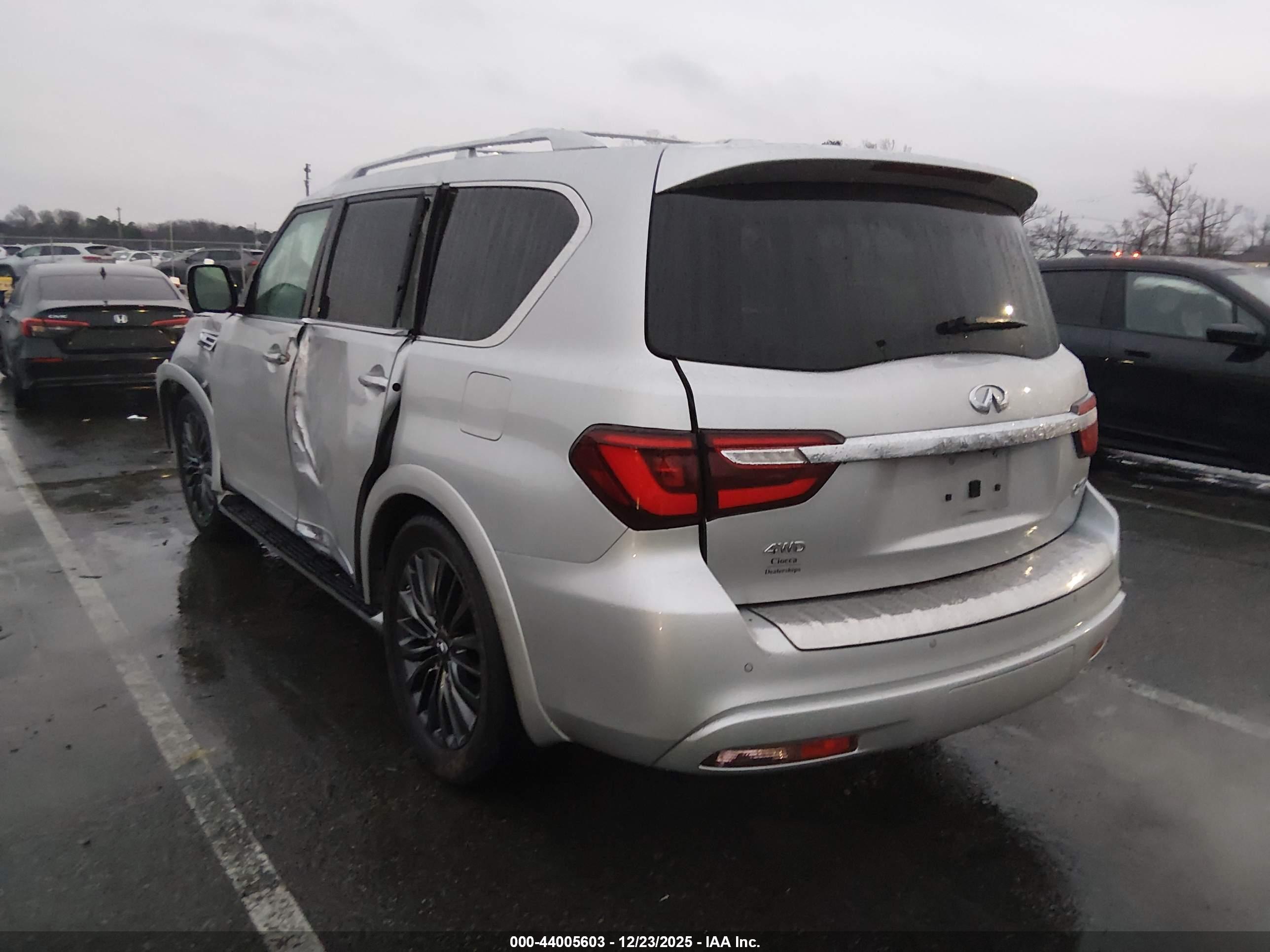 INFINITI QX80 image 3