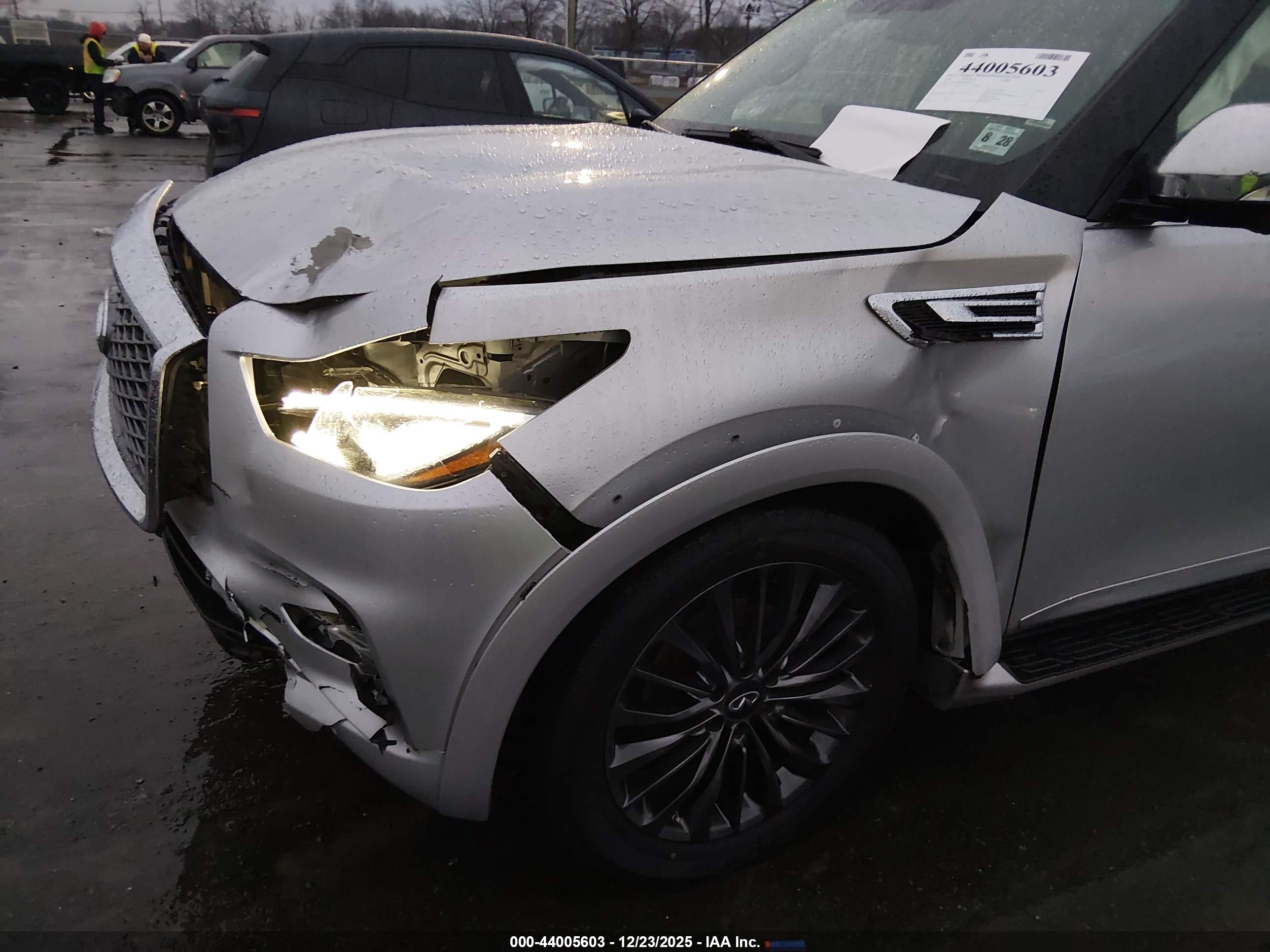 INFINITI QX80 image 6