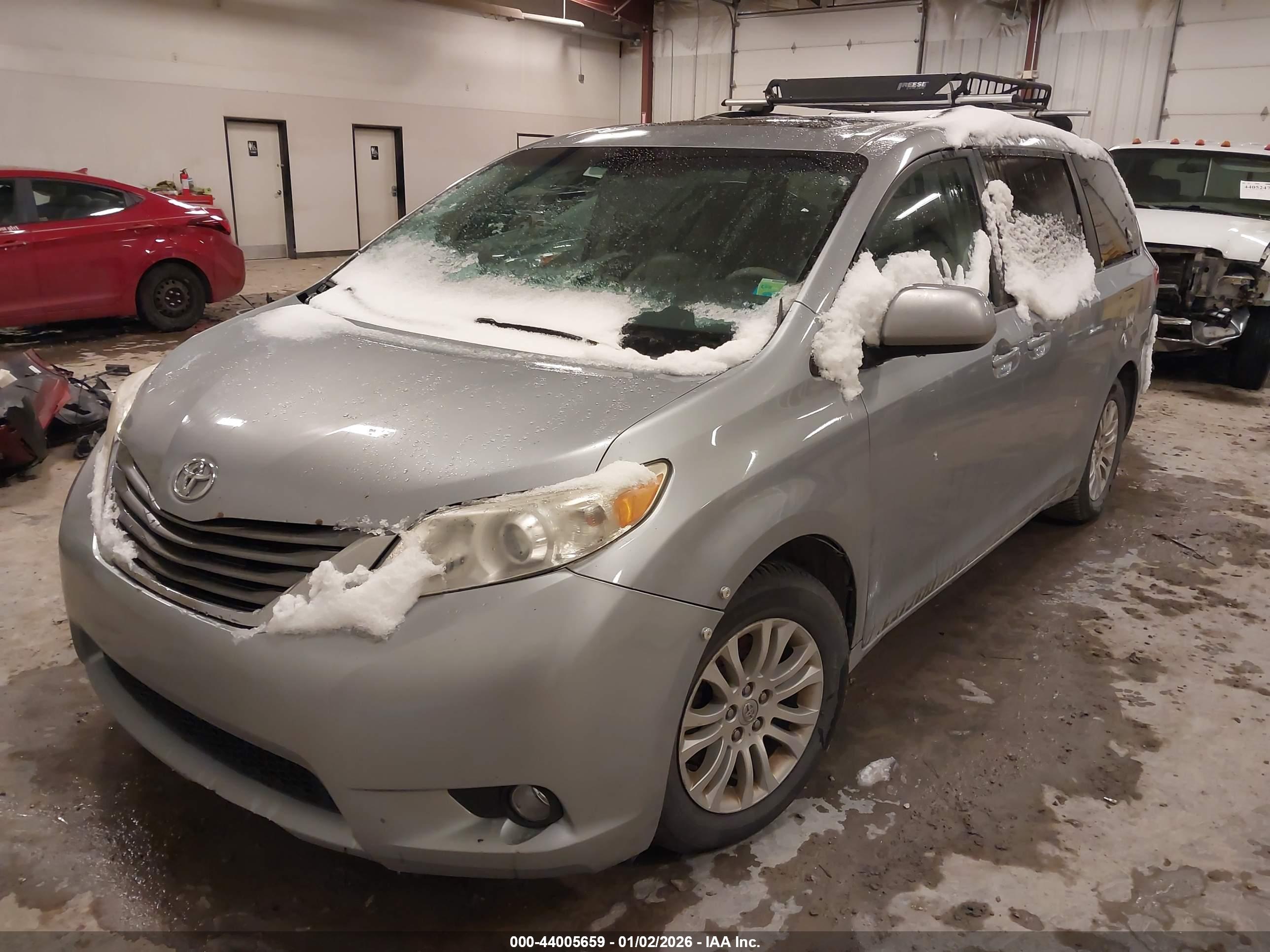 TOYOTA SIENNA image 2