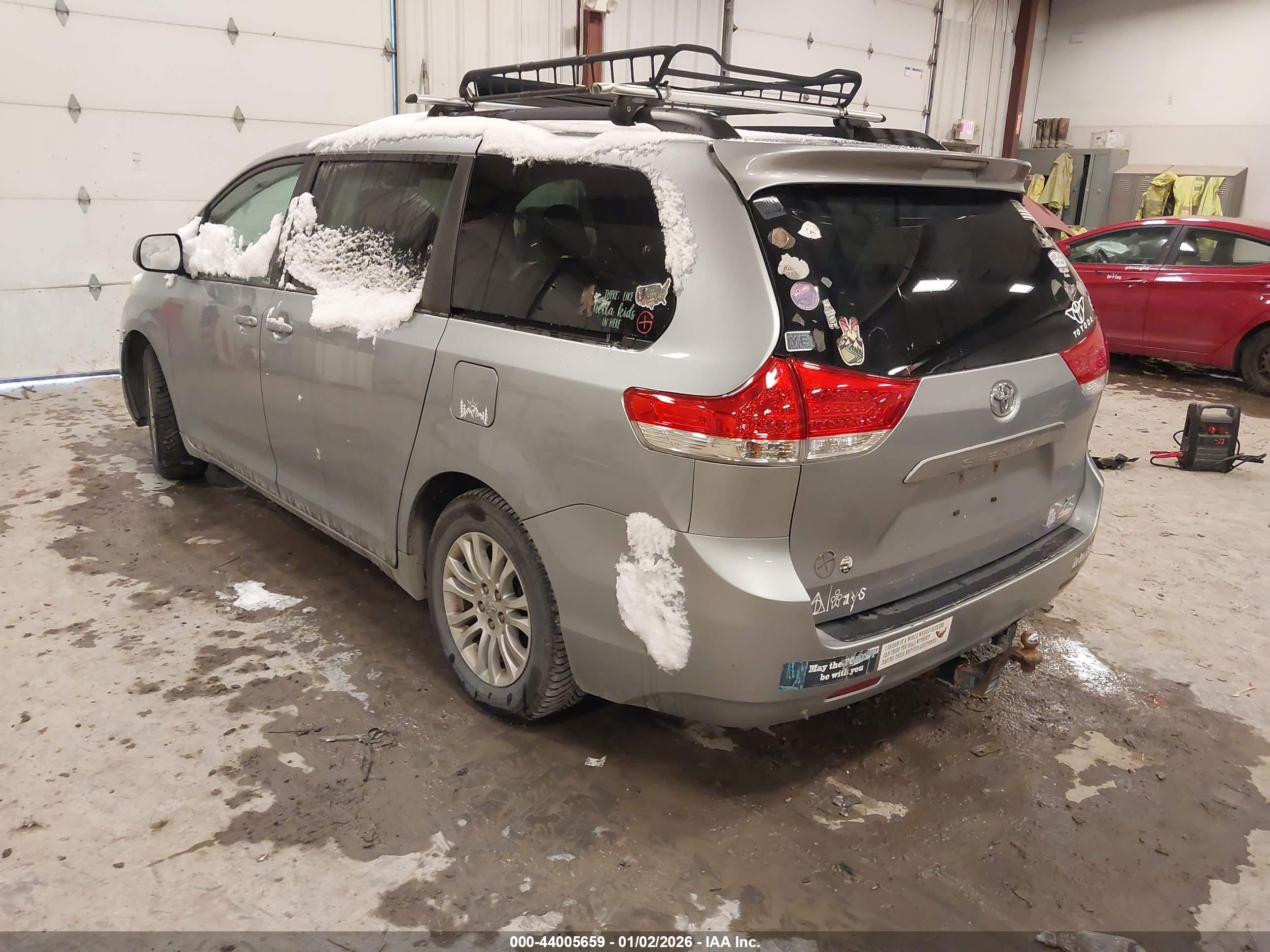 TOYOTA SIENNA image 3