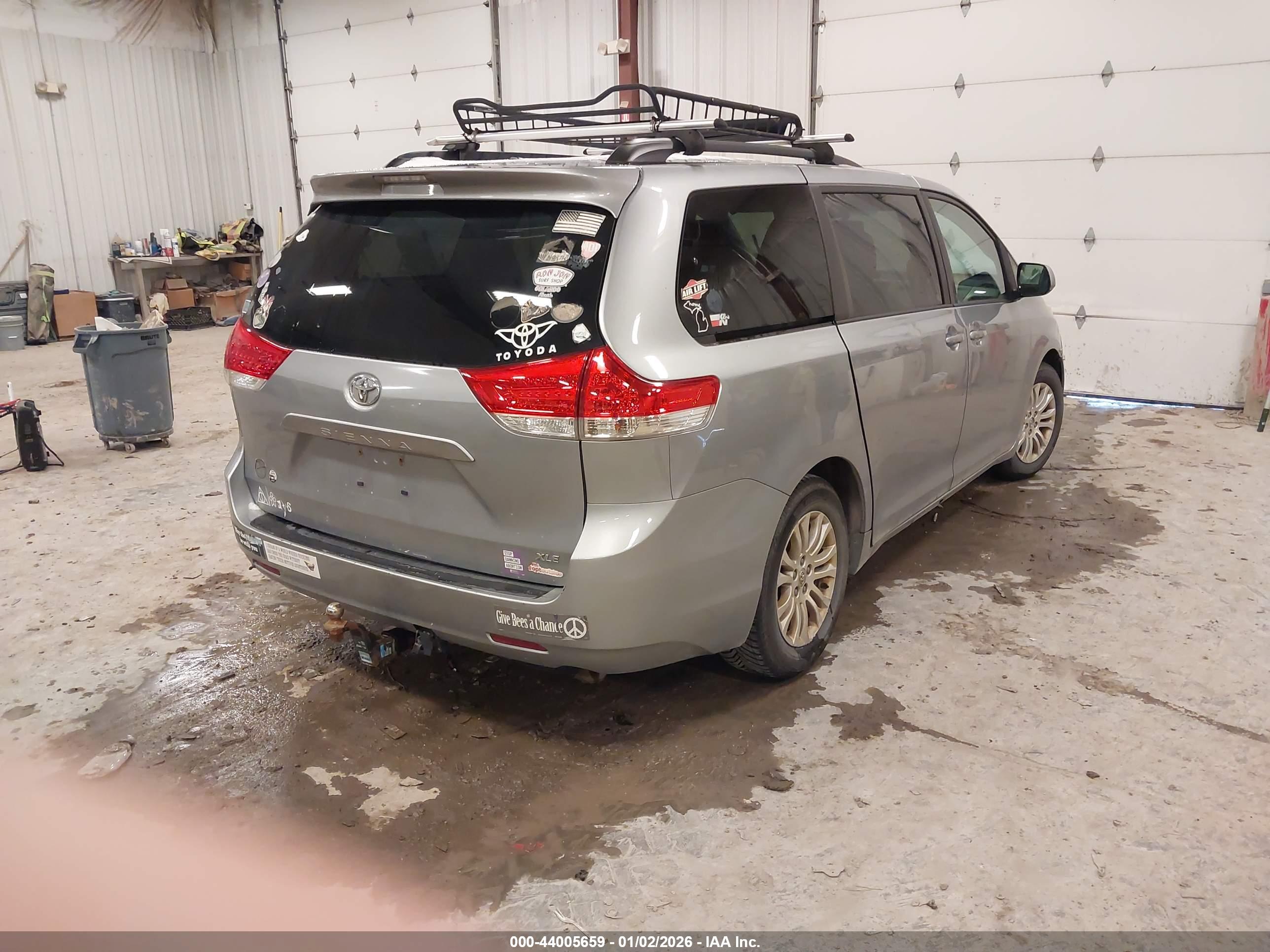 TOYOTA SIENNA image 4