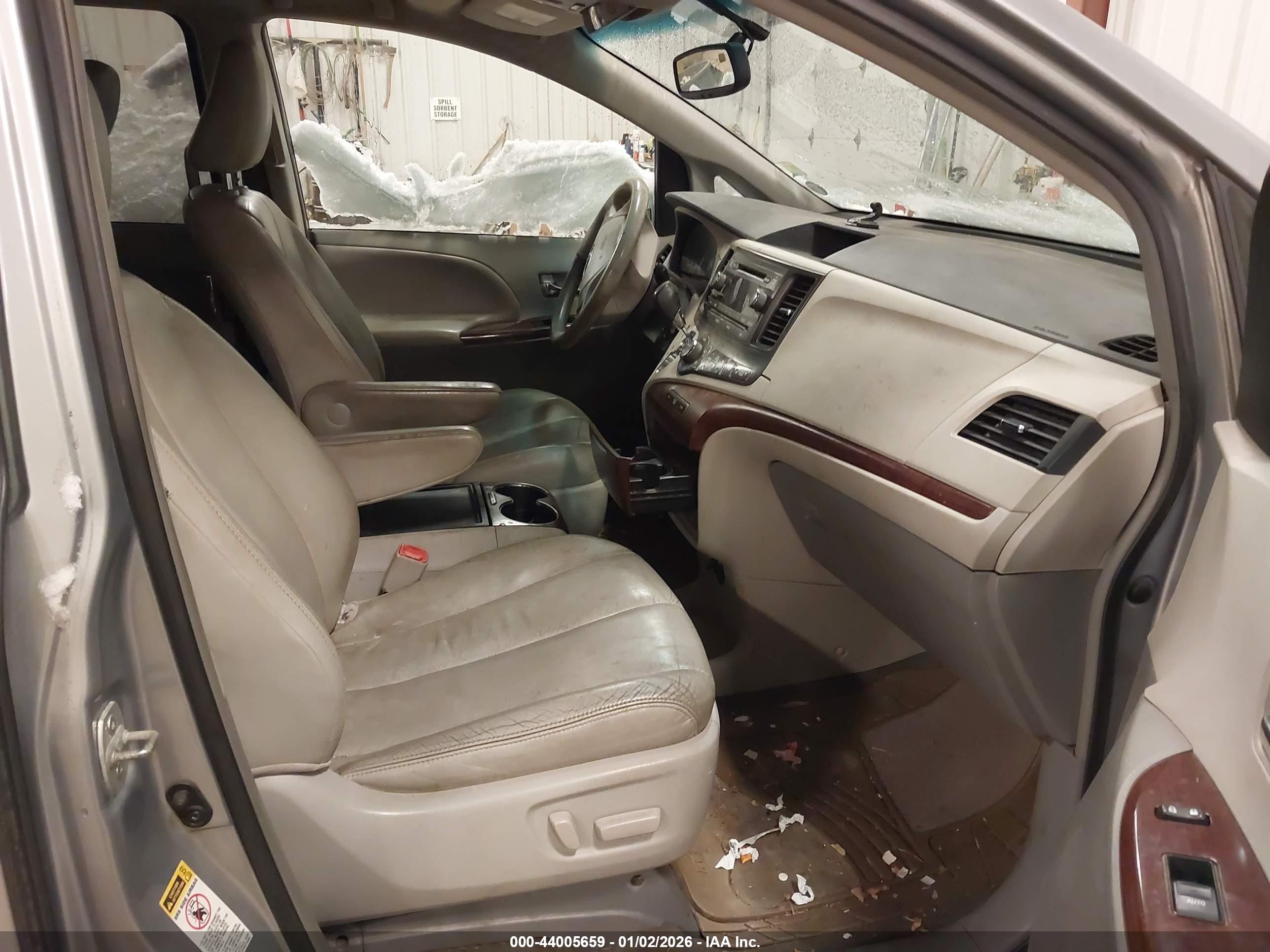 TOYOTA SIENNA image 5