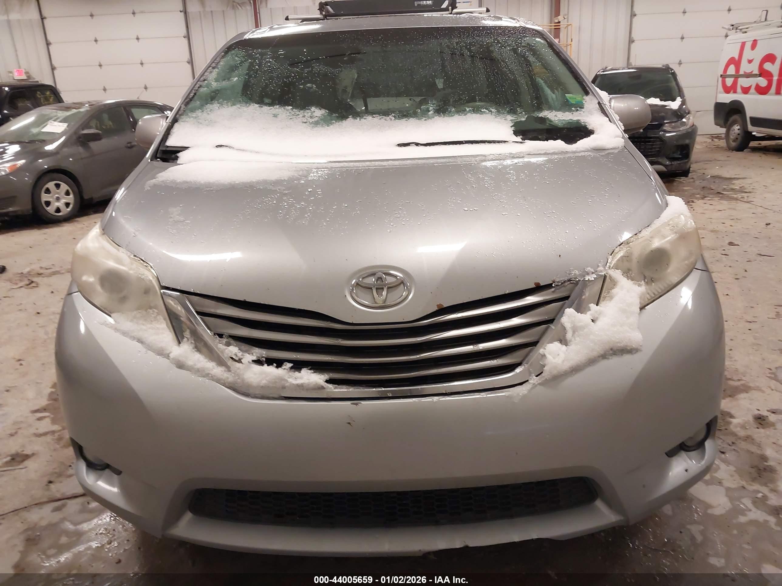 TOYOTA SIENNA image 6