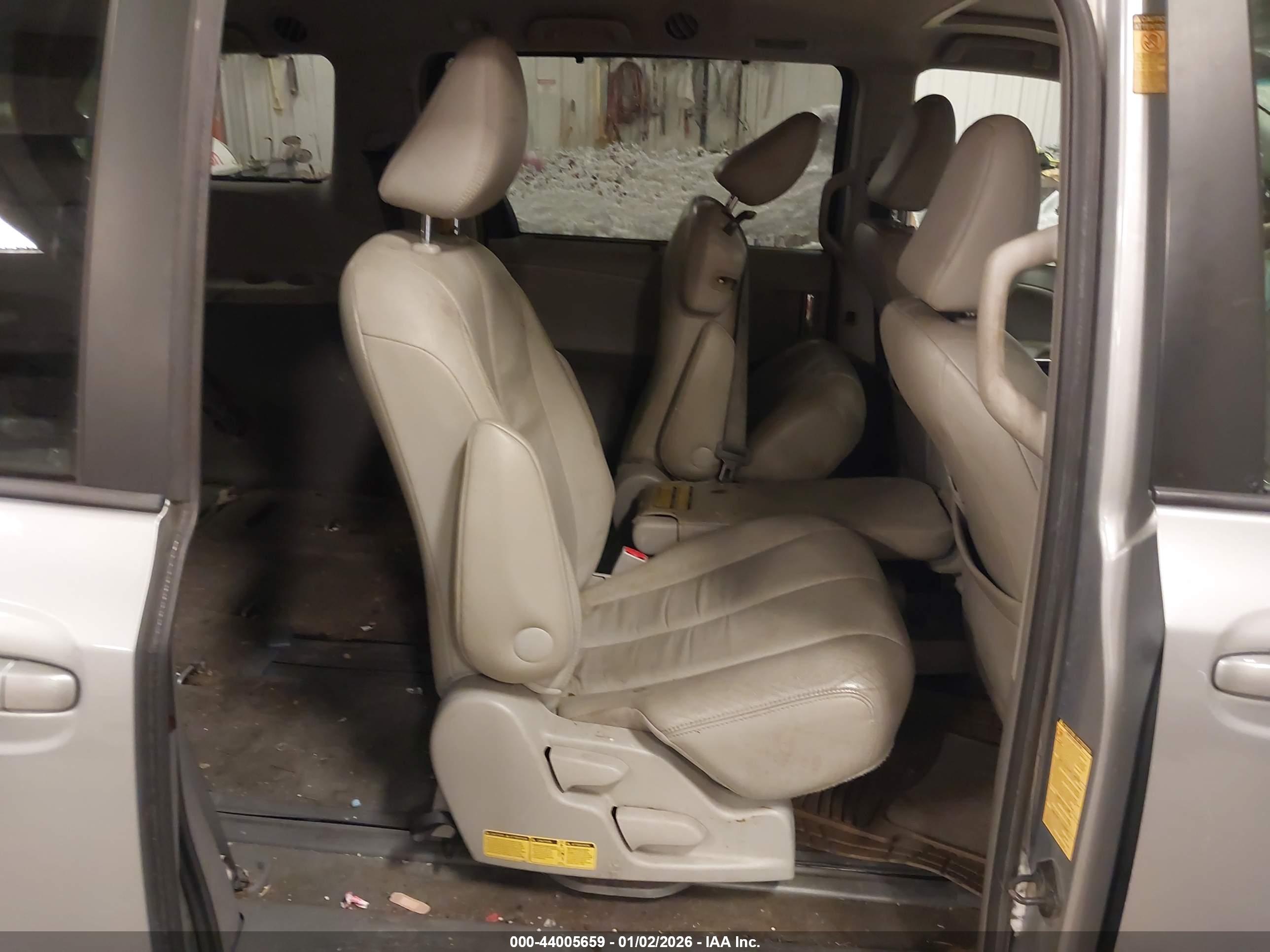 TOYOTA SIENNA image 8