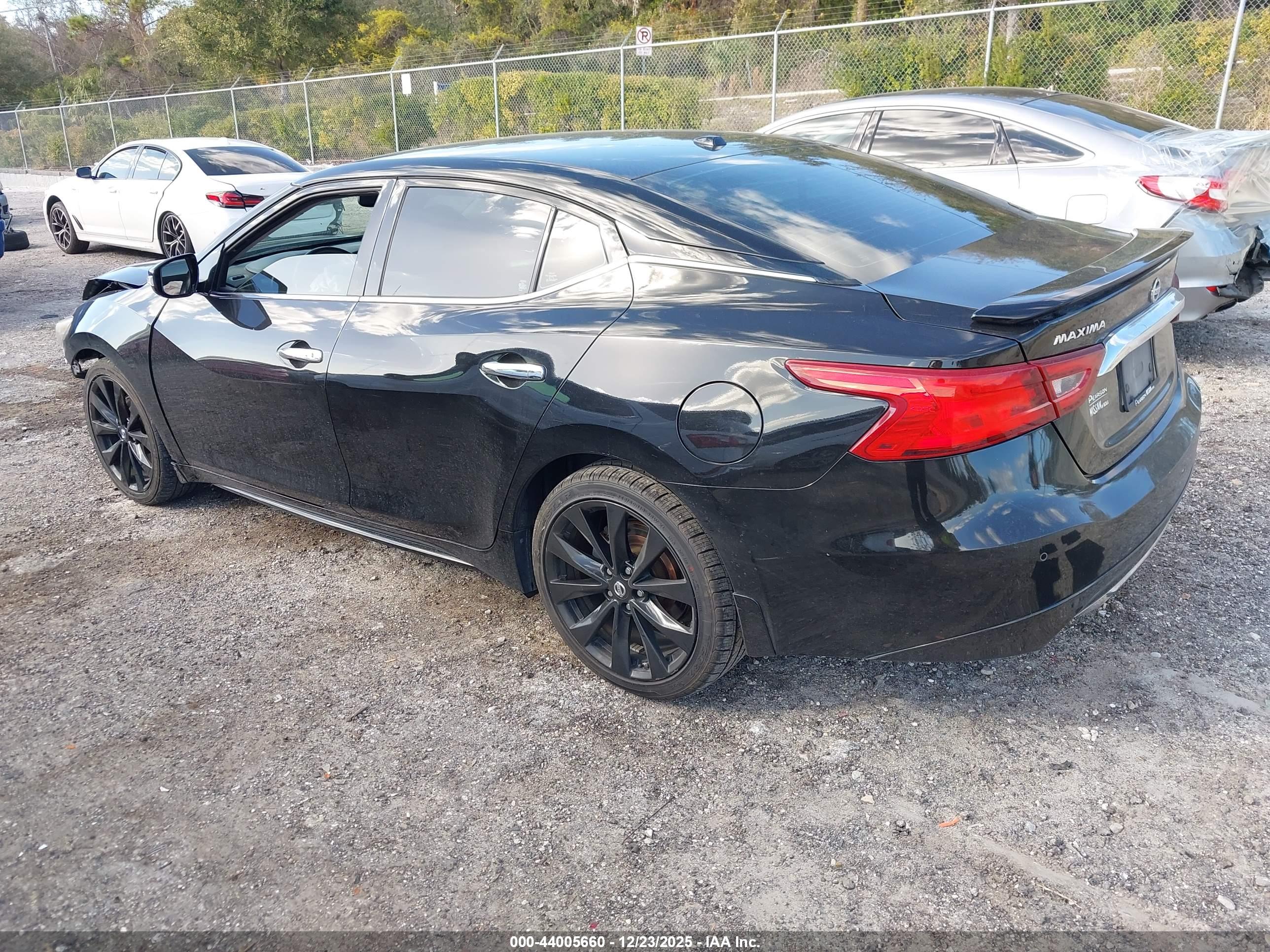 NISSAN MAXIMA image 3