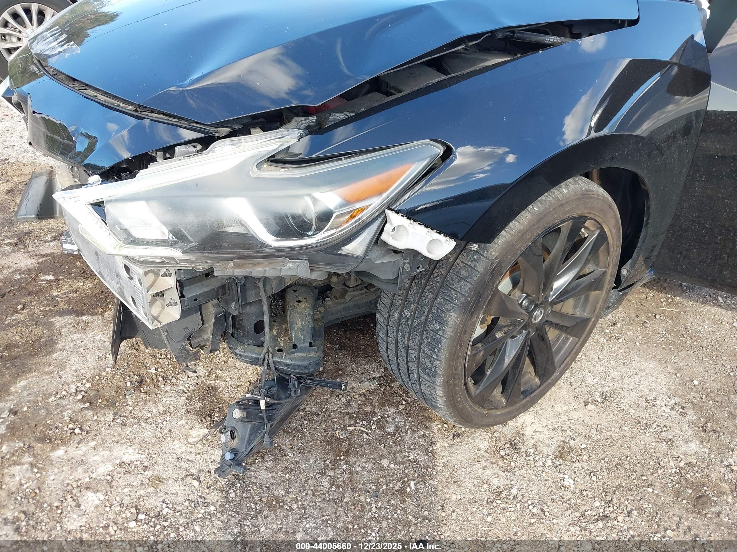 NISSAN MAXIMA image 6