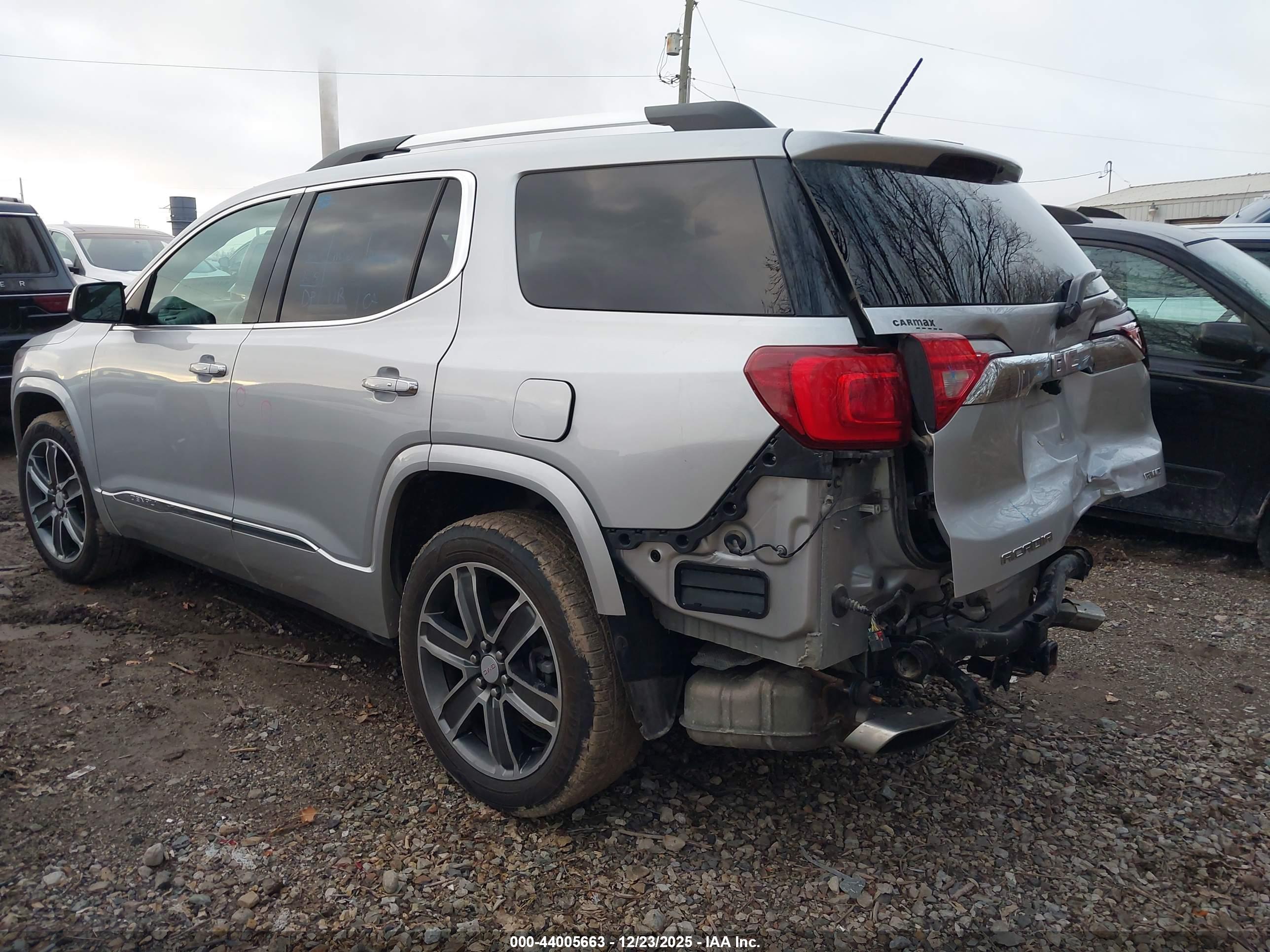 GMC ACADIA image 3