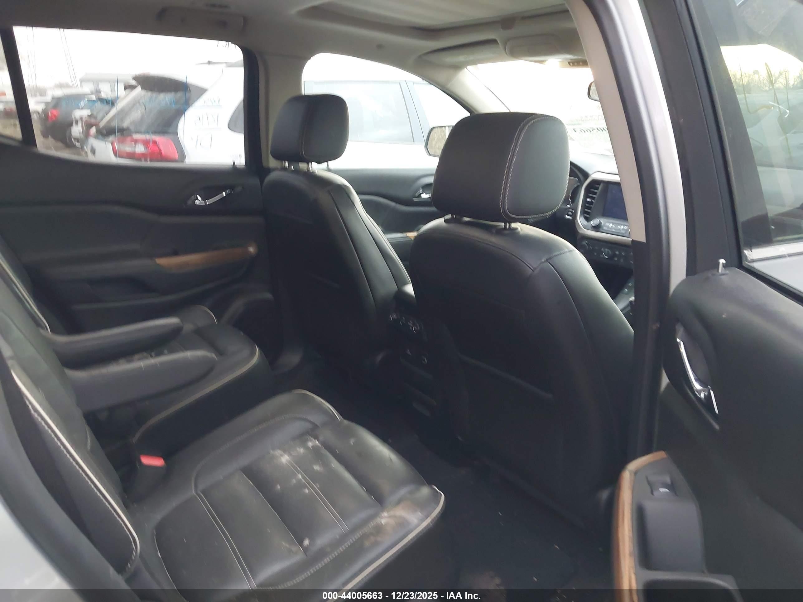 GMC ACADIA image 8