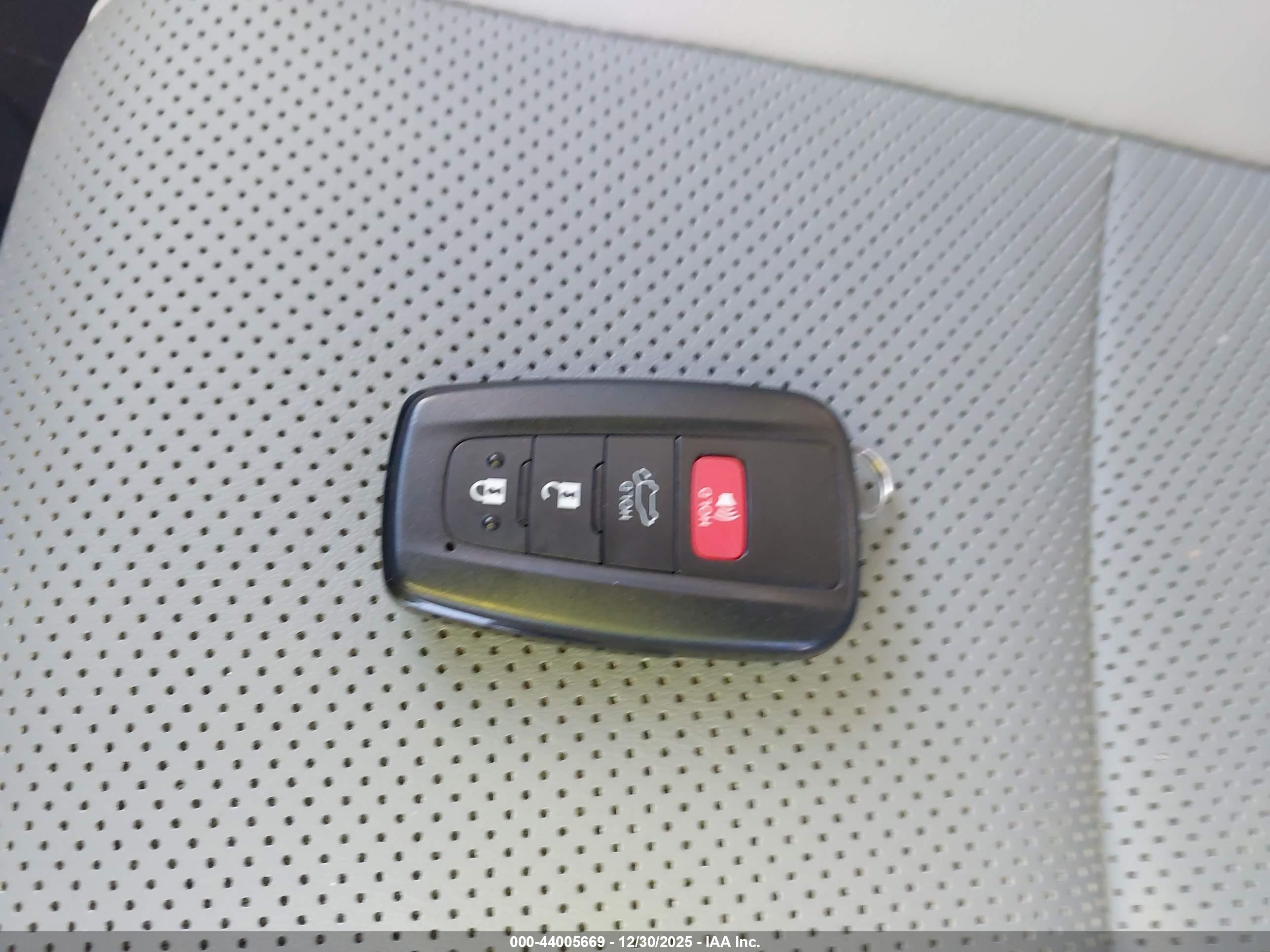 TOYOTA RAV4 image 11