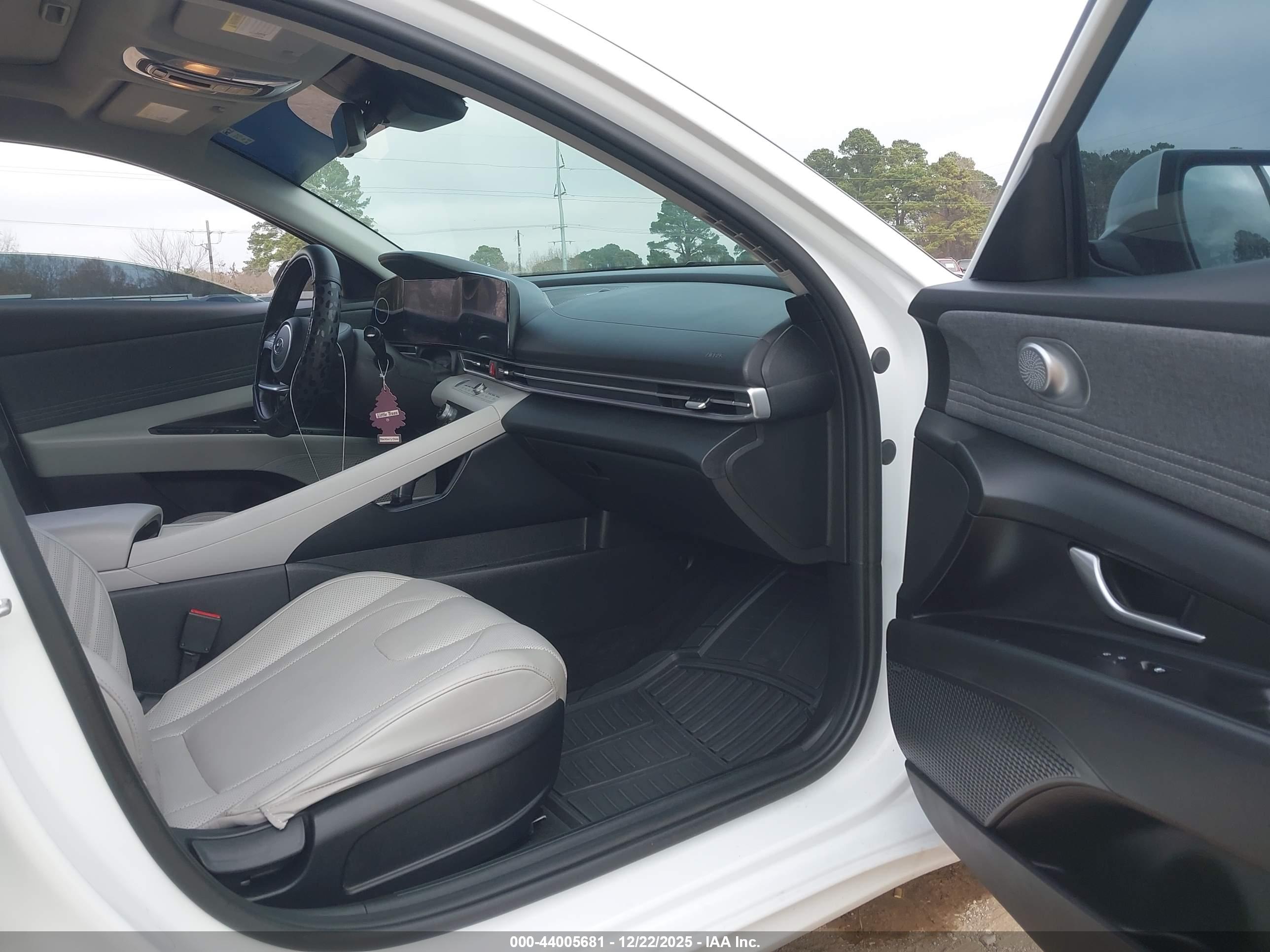 HYUNDAI ELANTRA image 5