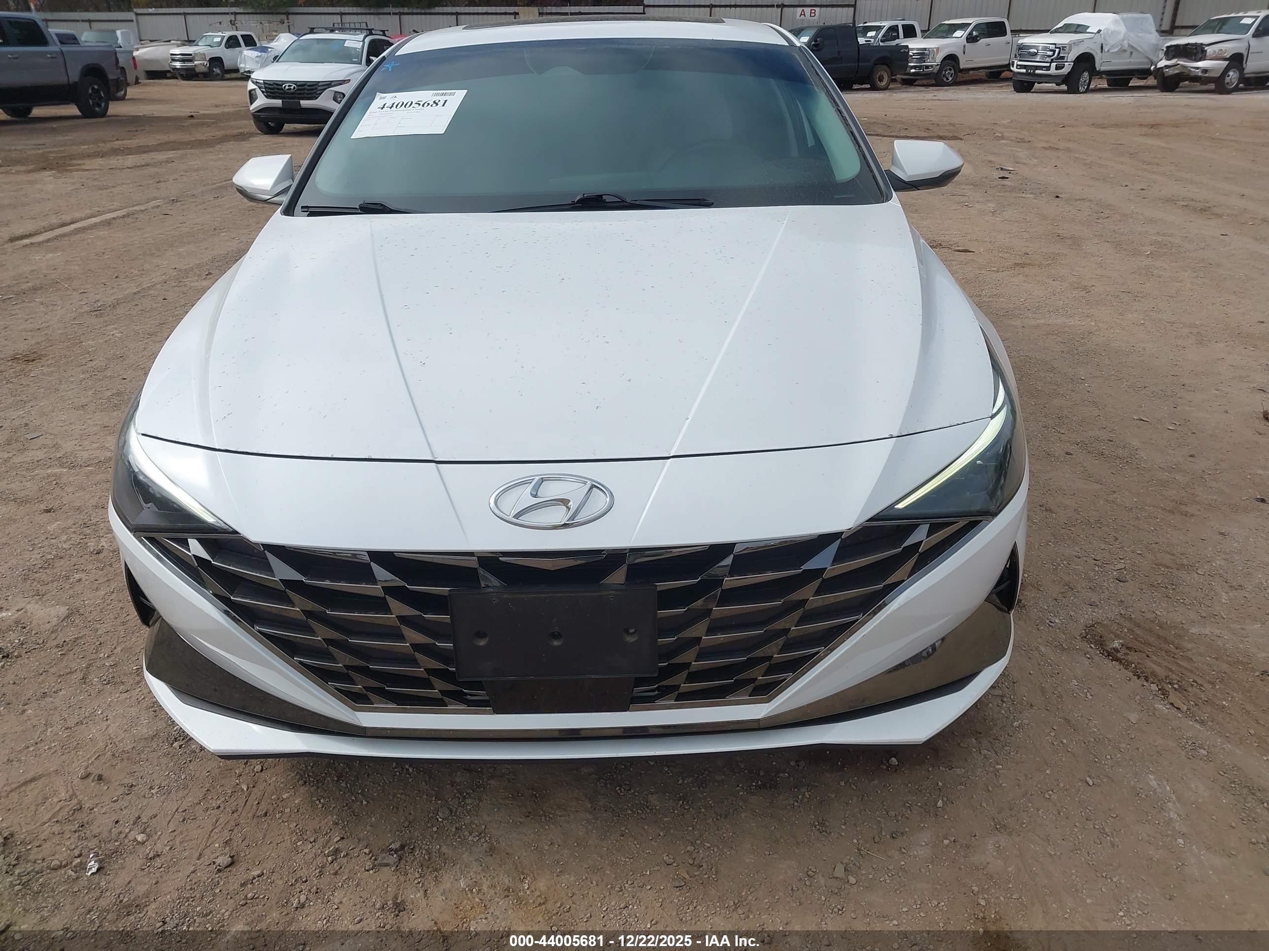 HYUNDAI ELANTRA image 6