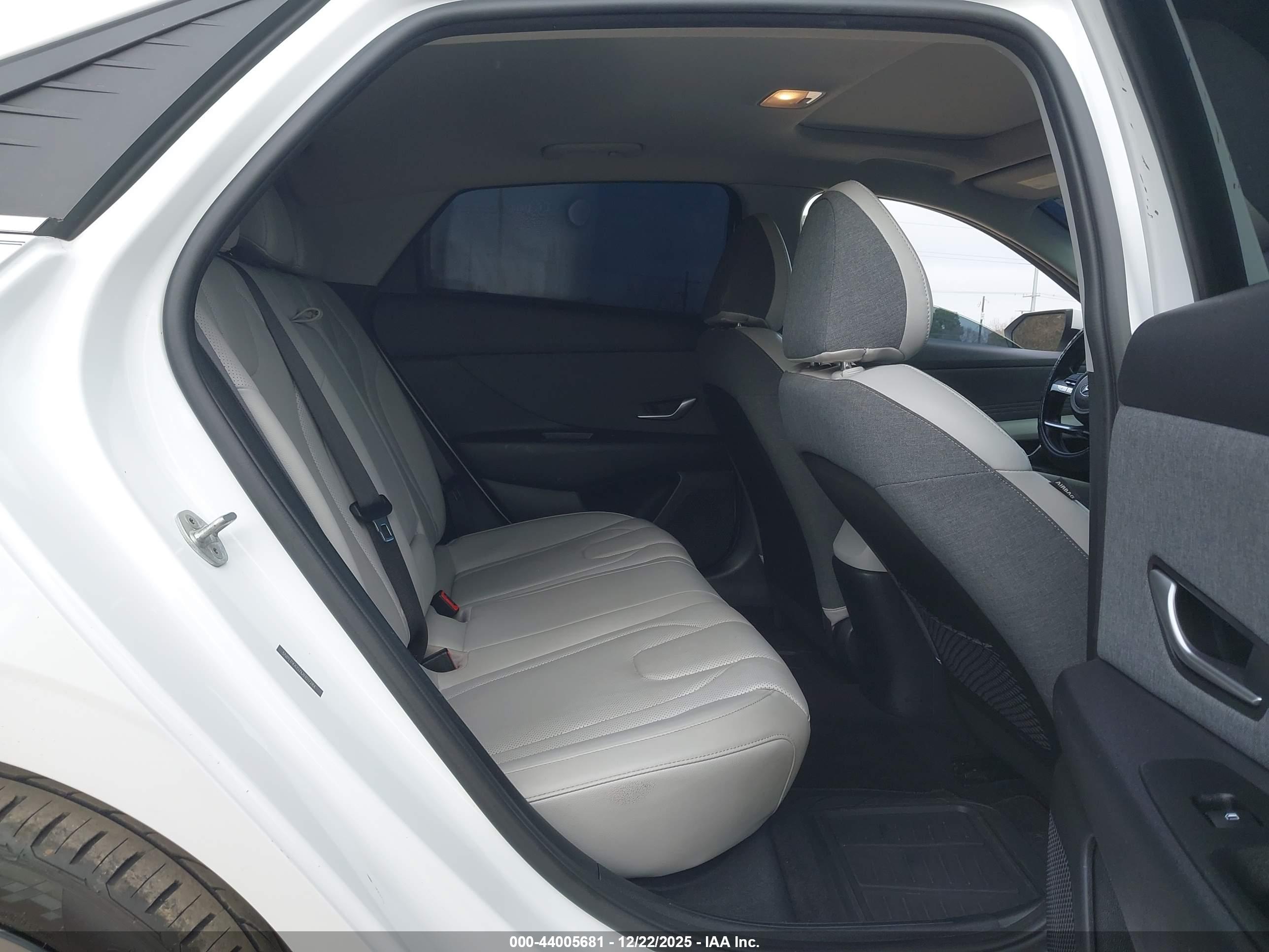 HYUNDAI ELANTRA image 8