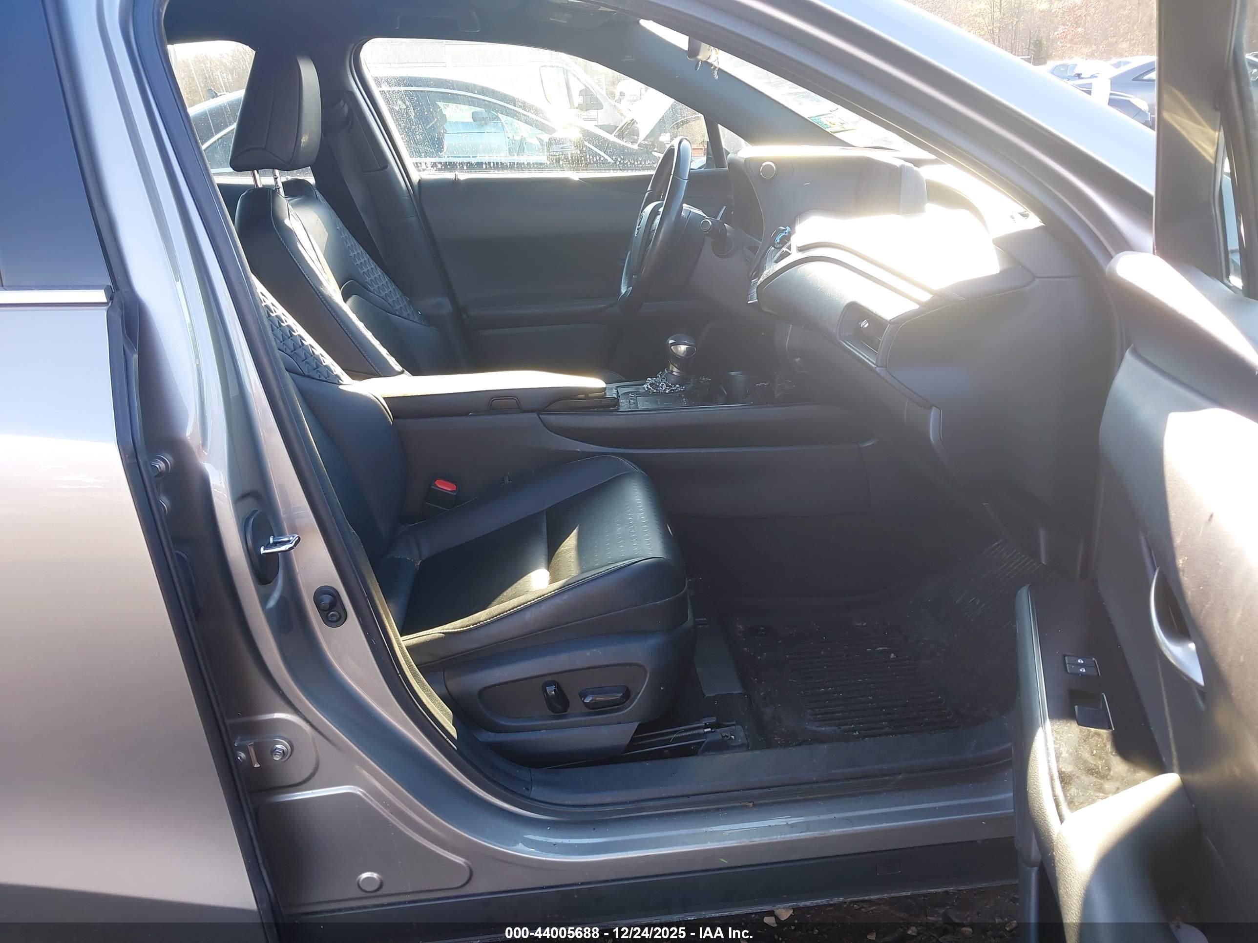 LEXUS UX image 5