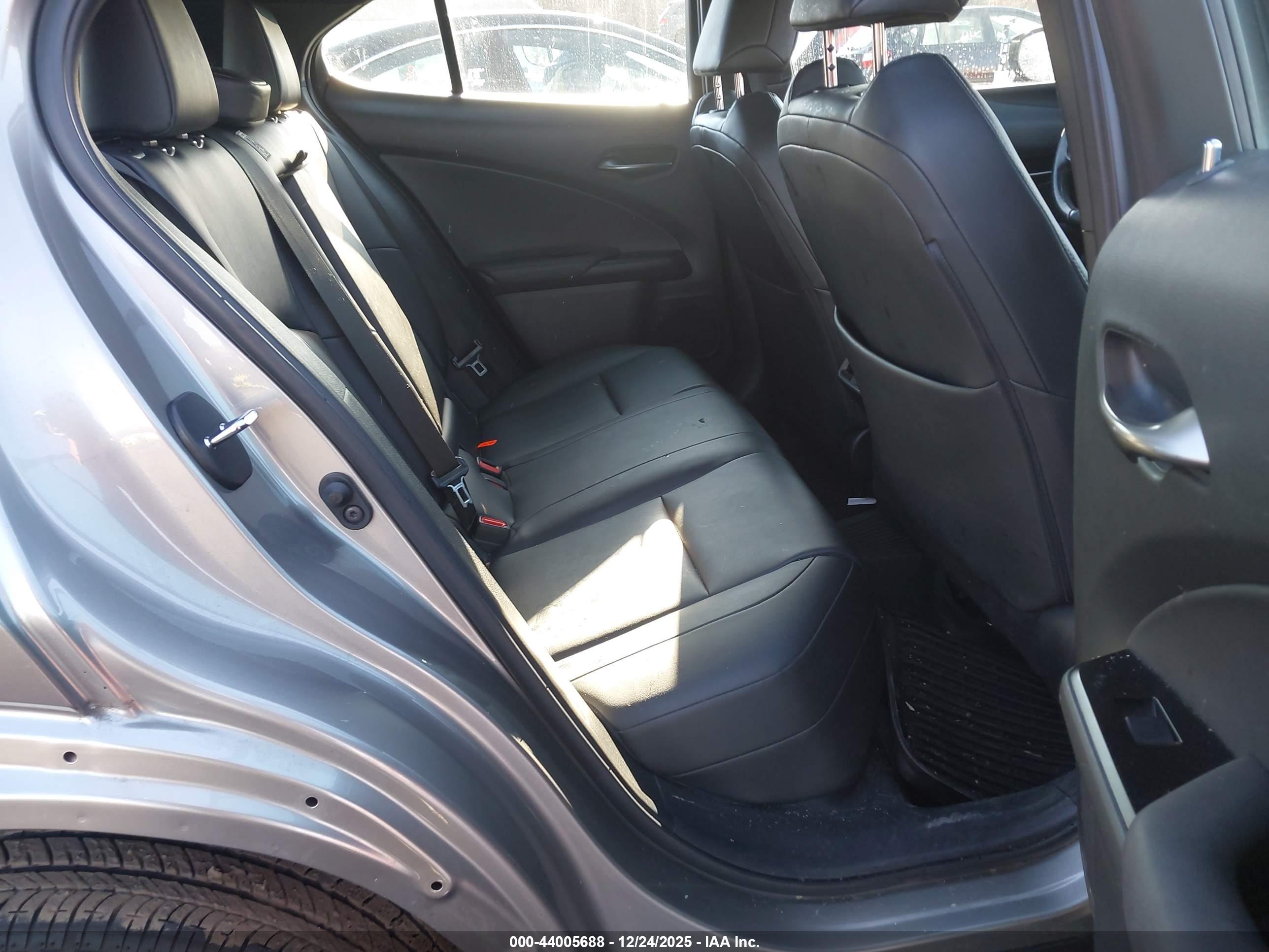 LEXUS UX image 8