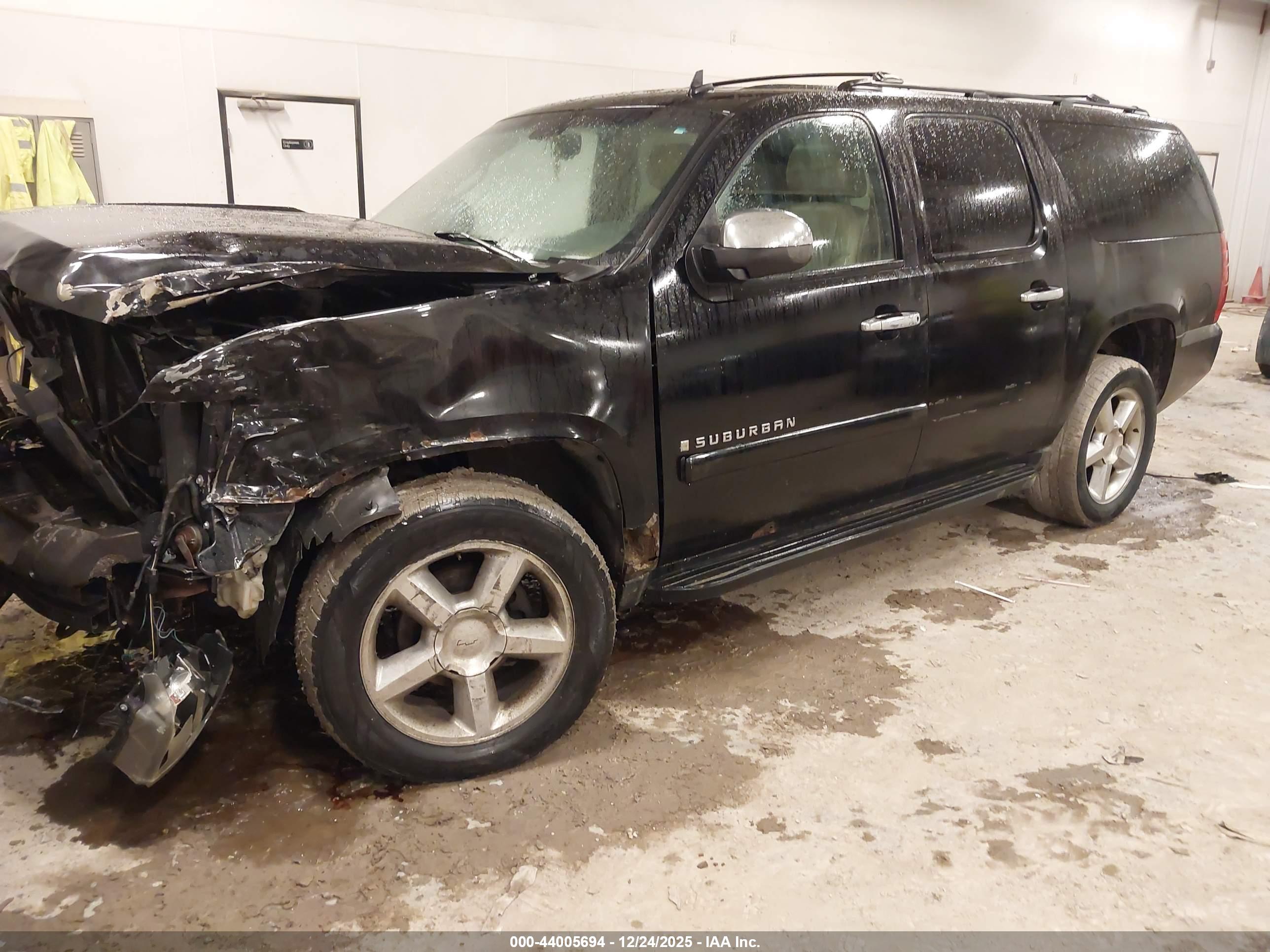 CHEVROLET SUBURBAN image 2