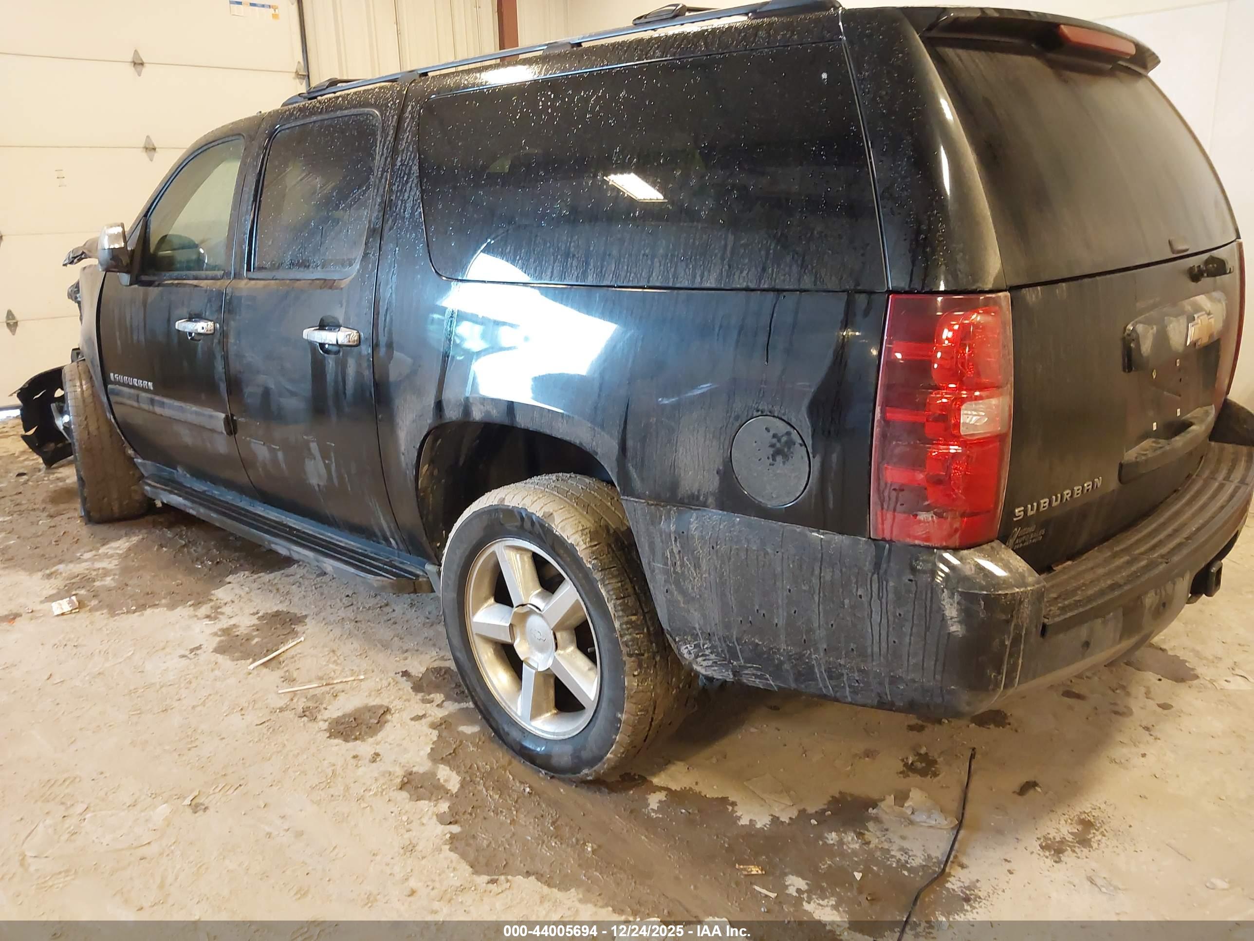 CHEVROLET SUBURBAN image 3