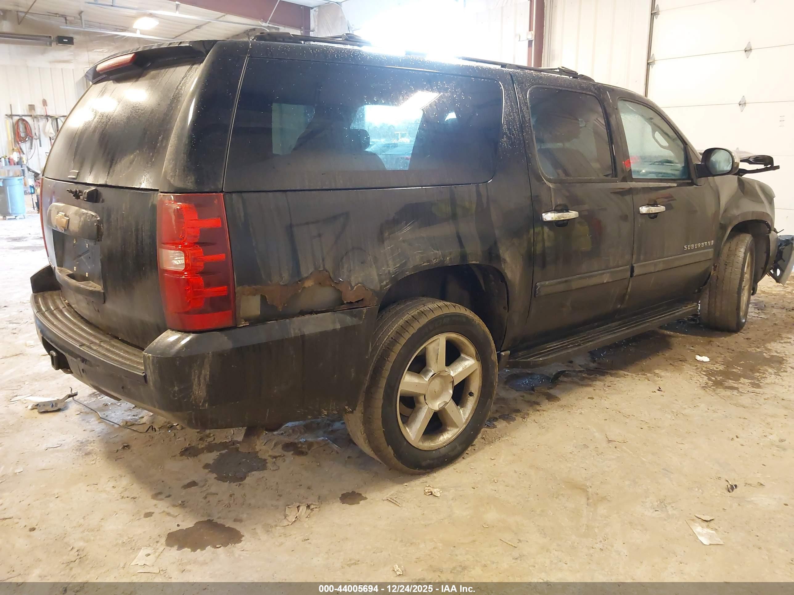 CHEVROLET SUBURBAN image 4