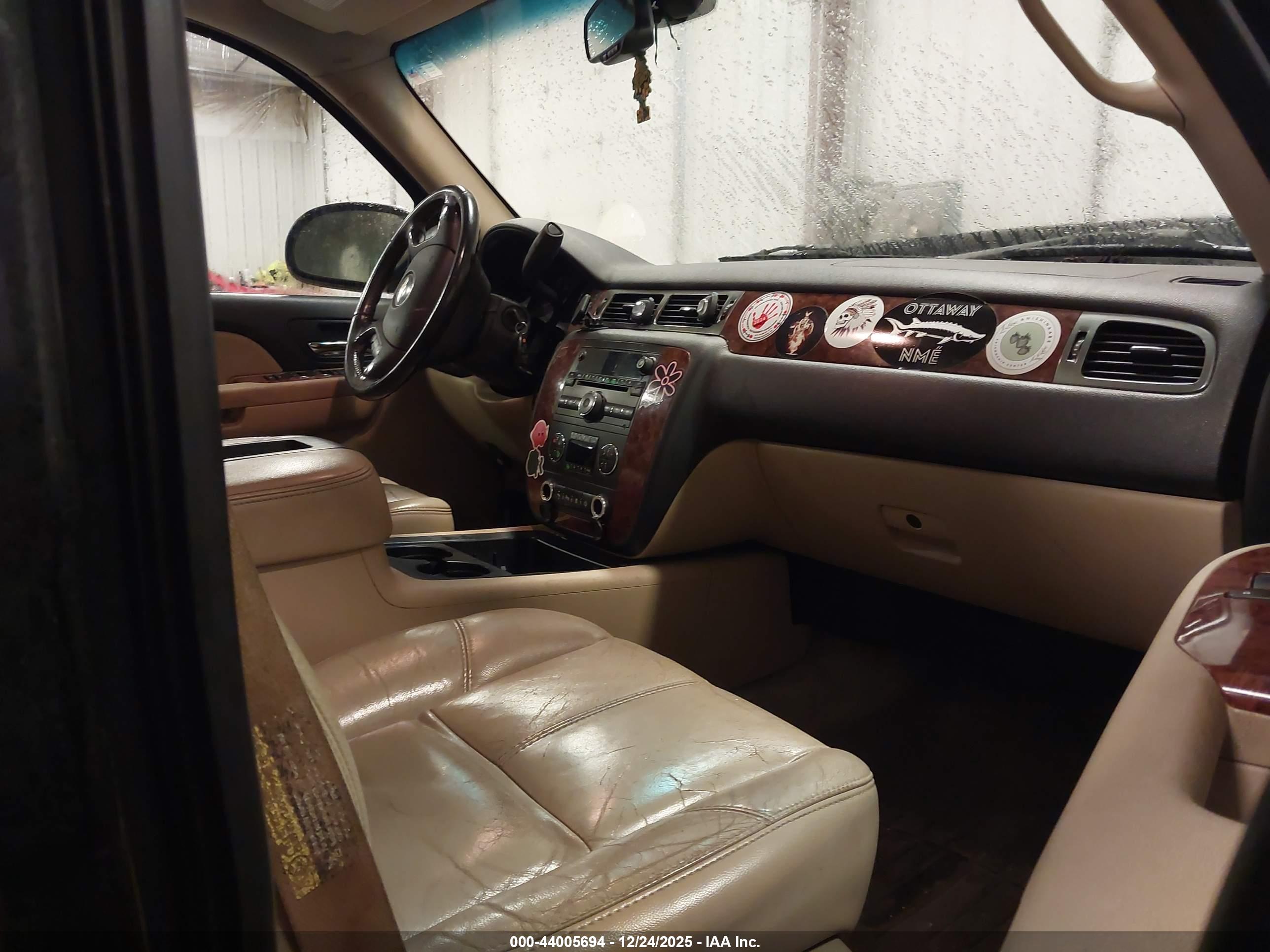 CHEVROLET SUBURBAN image 5