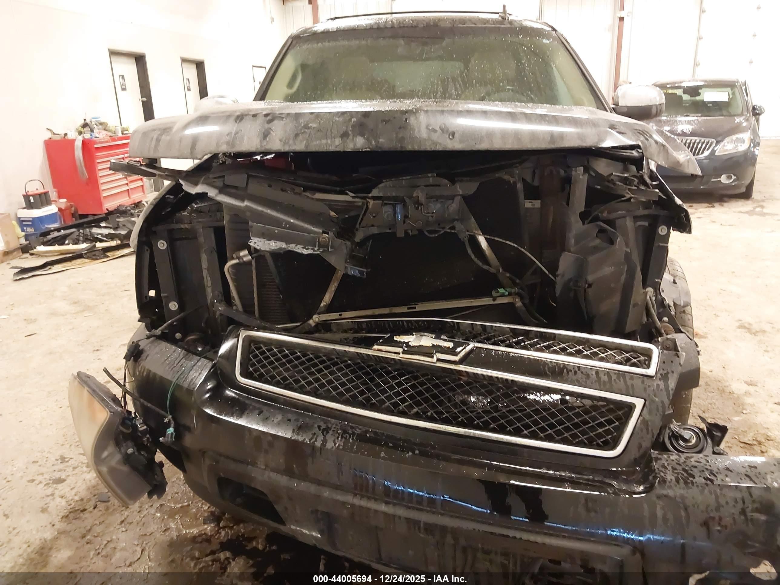 CHEVROLET SUBURBAN image 6
