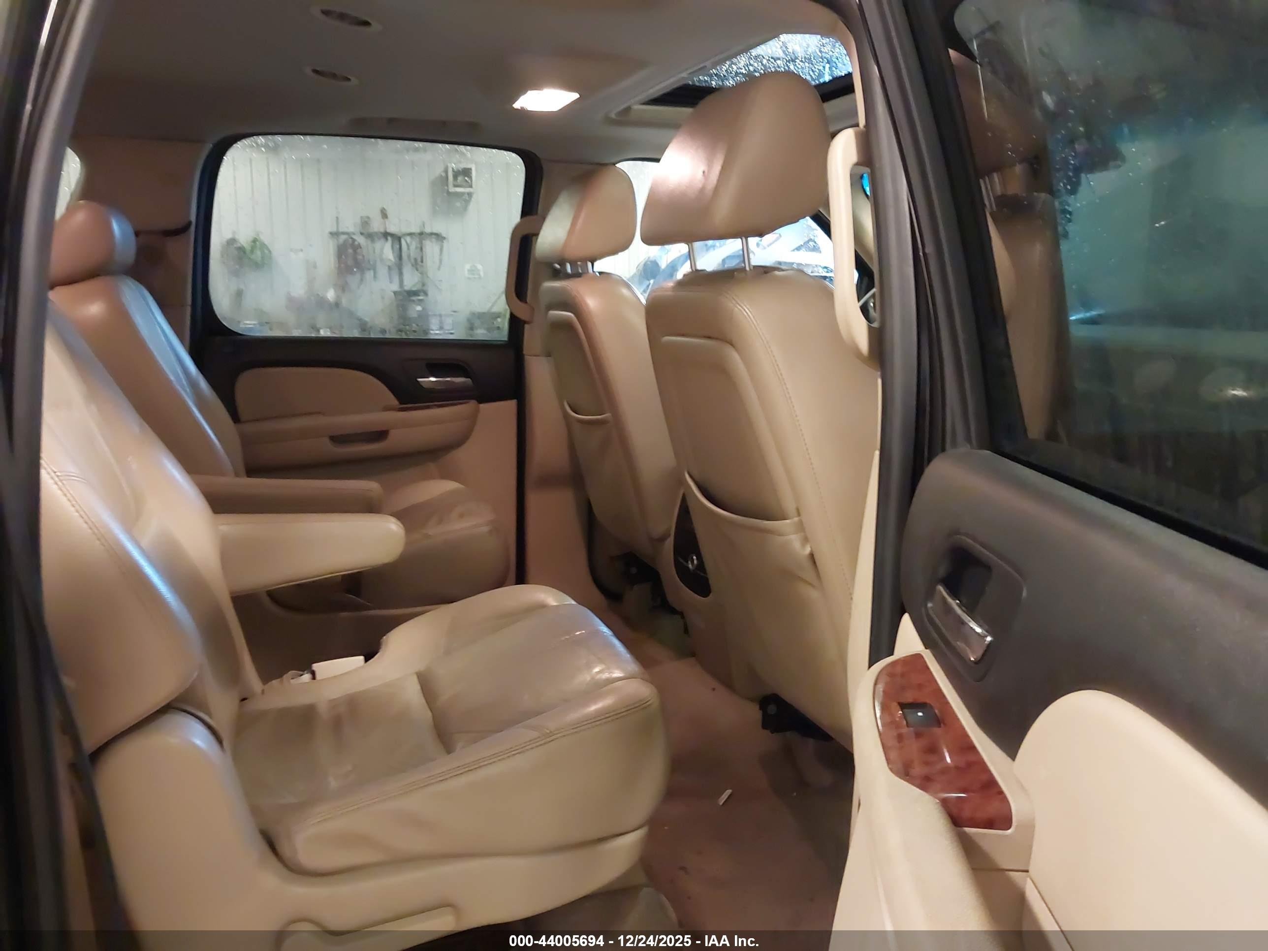CHEVROLET SUBURBAN image 8