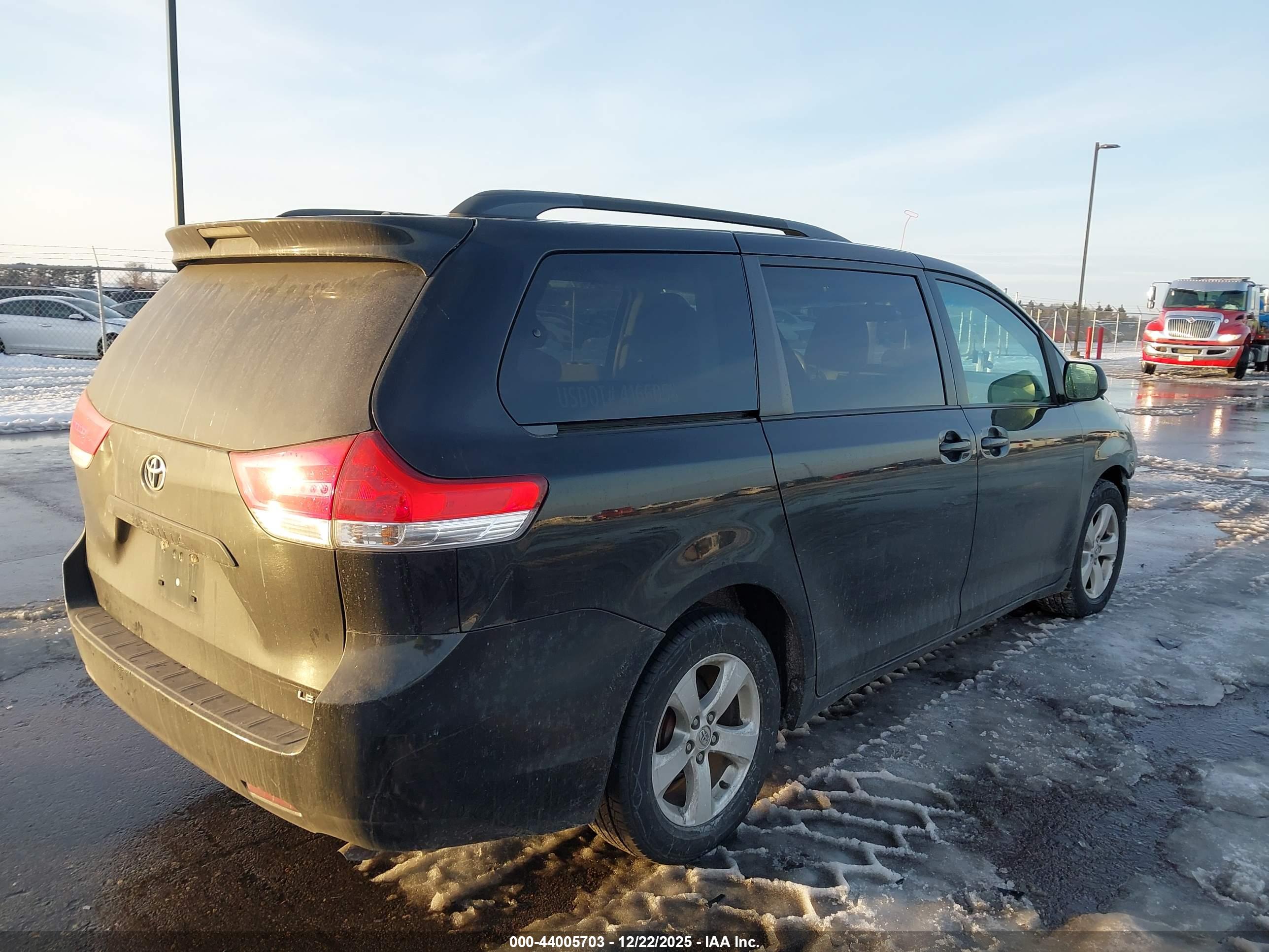 TOYOTA SIENNA image 4