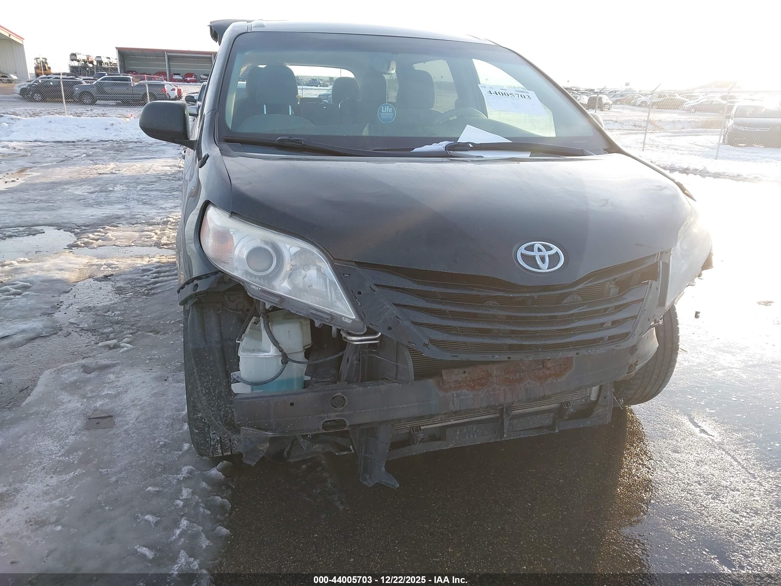 TOYOTA SIENNA image 6