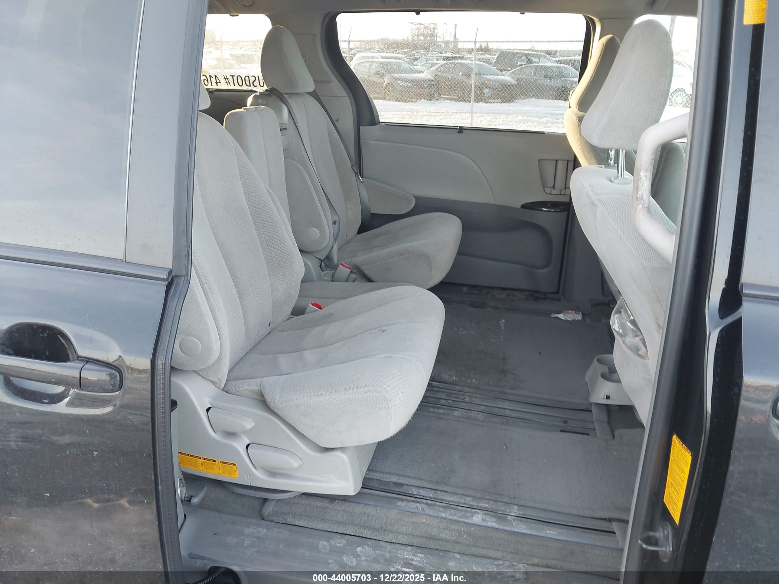 TOYOTA SIENNA image 8