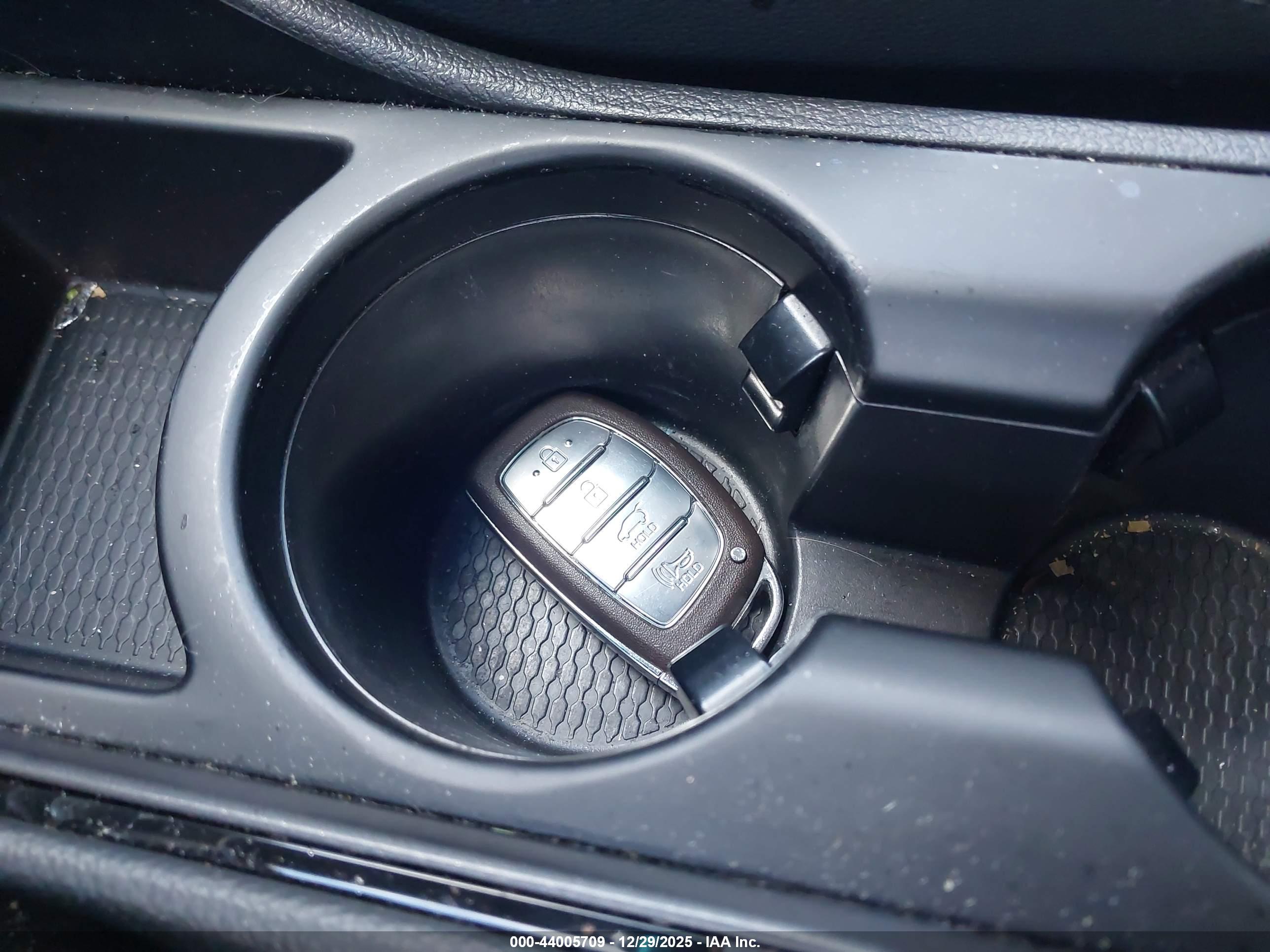 HYUNDAI TUCSON image 11