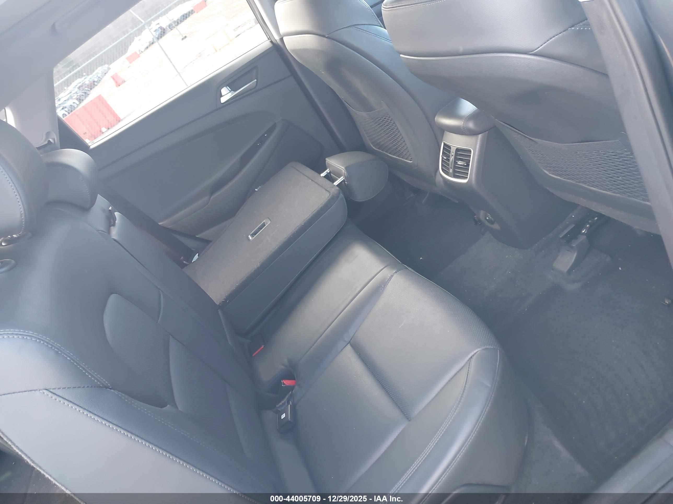 HYUNDAI TUCSON image 8