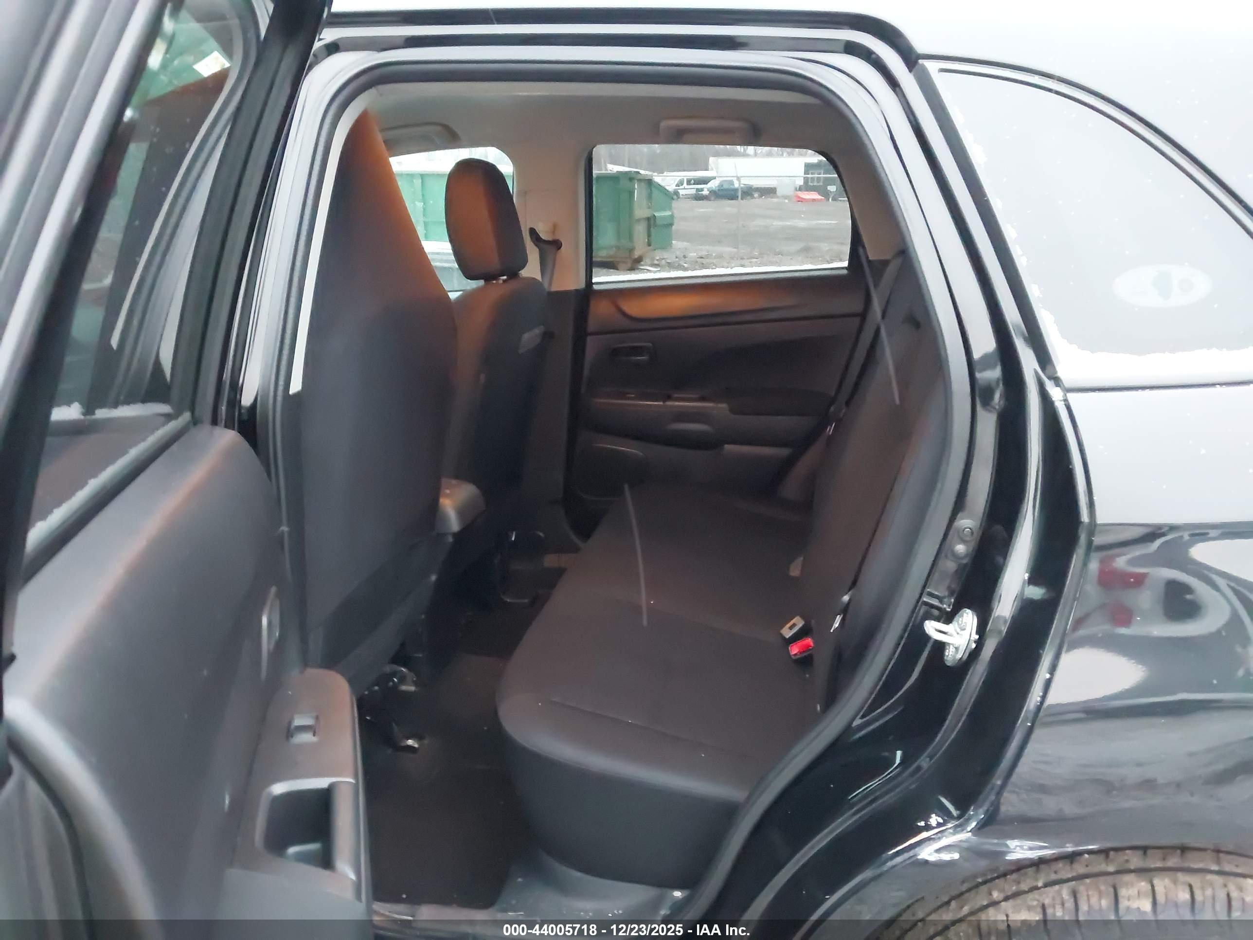 MITSUBISHI OUTLANDER image 8