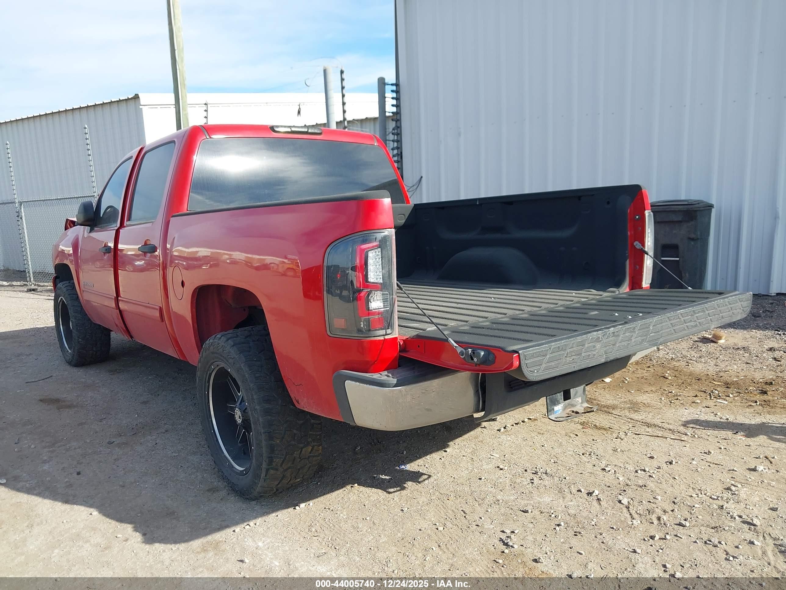 CHEVROLET SILVERADO image 3