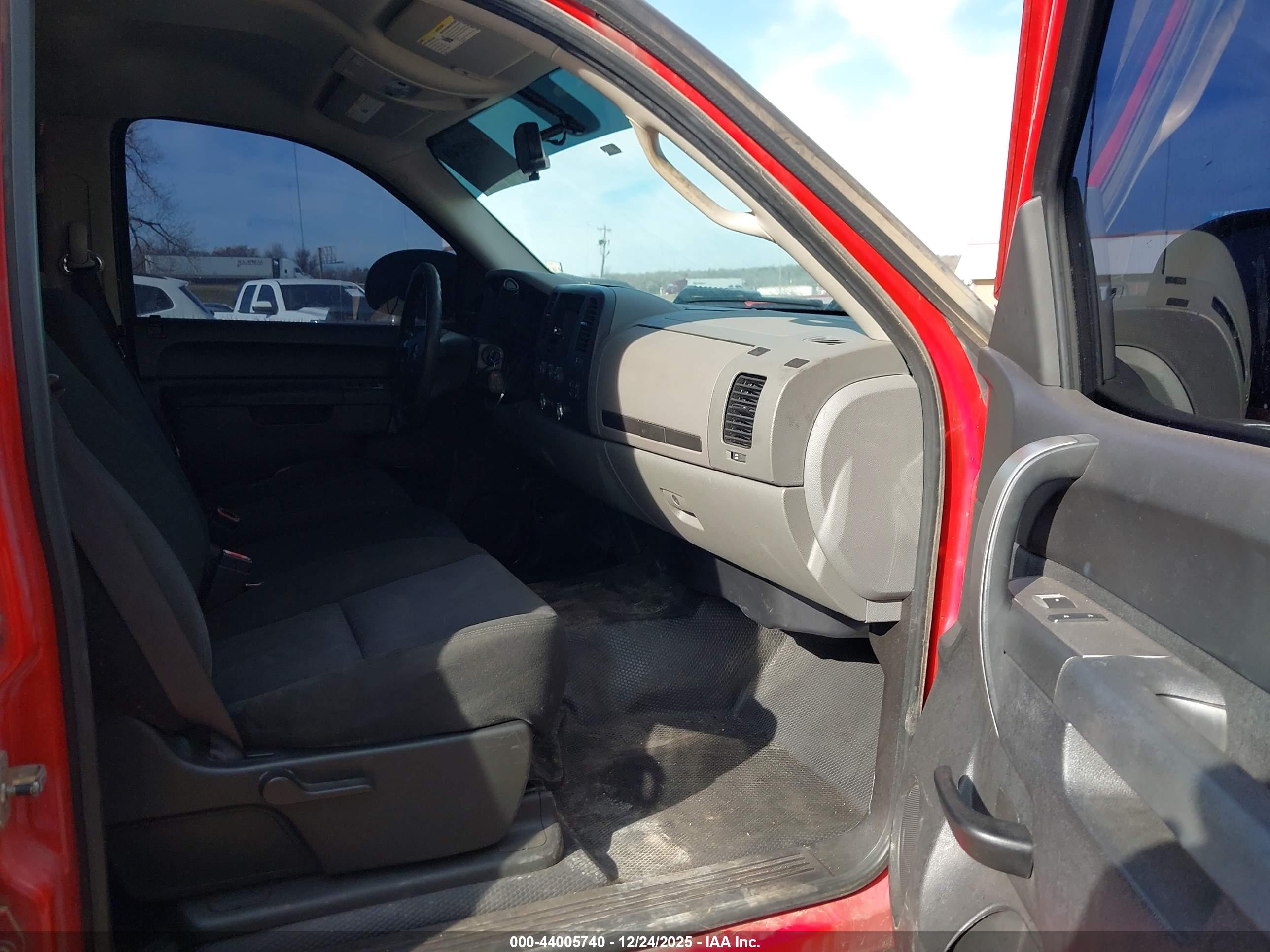 CHEVROLET SILVERADO image 5